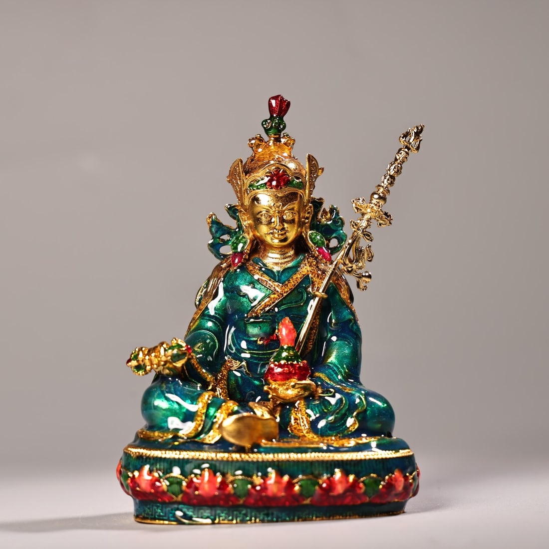 Nepalese Tibetan Craft Pure Copper Cloisonne Gilded Padmasambhava Statue: This is a pure copper cloisonne gilt-bronze Tibetan Padmasambhava statue made in Nepal and Tibet. It is exquisitely crafted, weighs 420g, is 11cm high, and is 8cm wide. Thank you for viewing our aucti