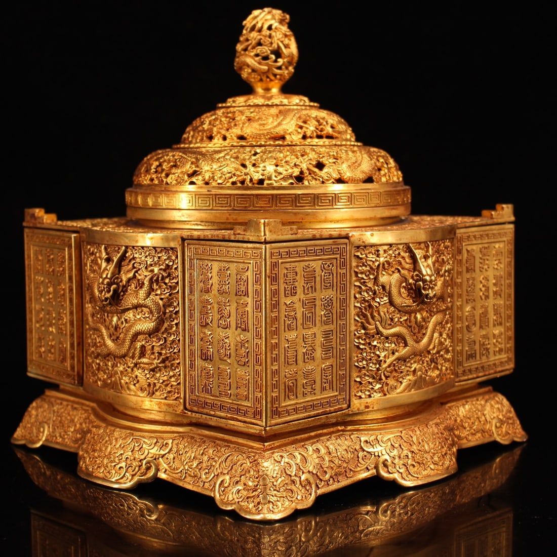 A rare Qing Dynasty gilt bronze corner incense burner crafted by top artisans.: This is a rare, exquisitely crafted, pure copper gilt-bronze corner incense burner made by top Qing Dynasty artisans. It weighs 7000g, is 21cm long, and 25cm high. Thank you for viewing our auction an
