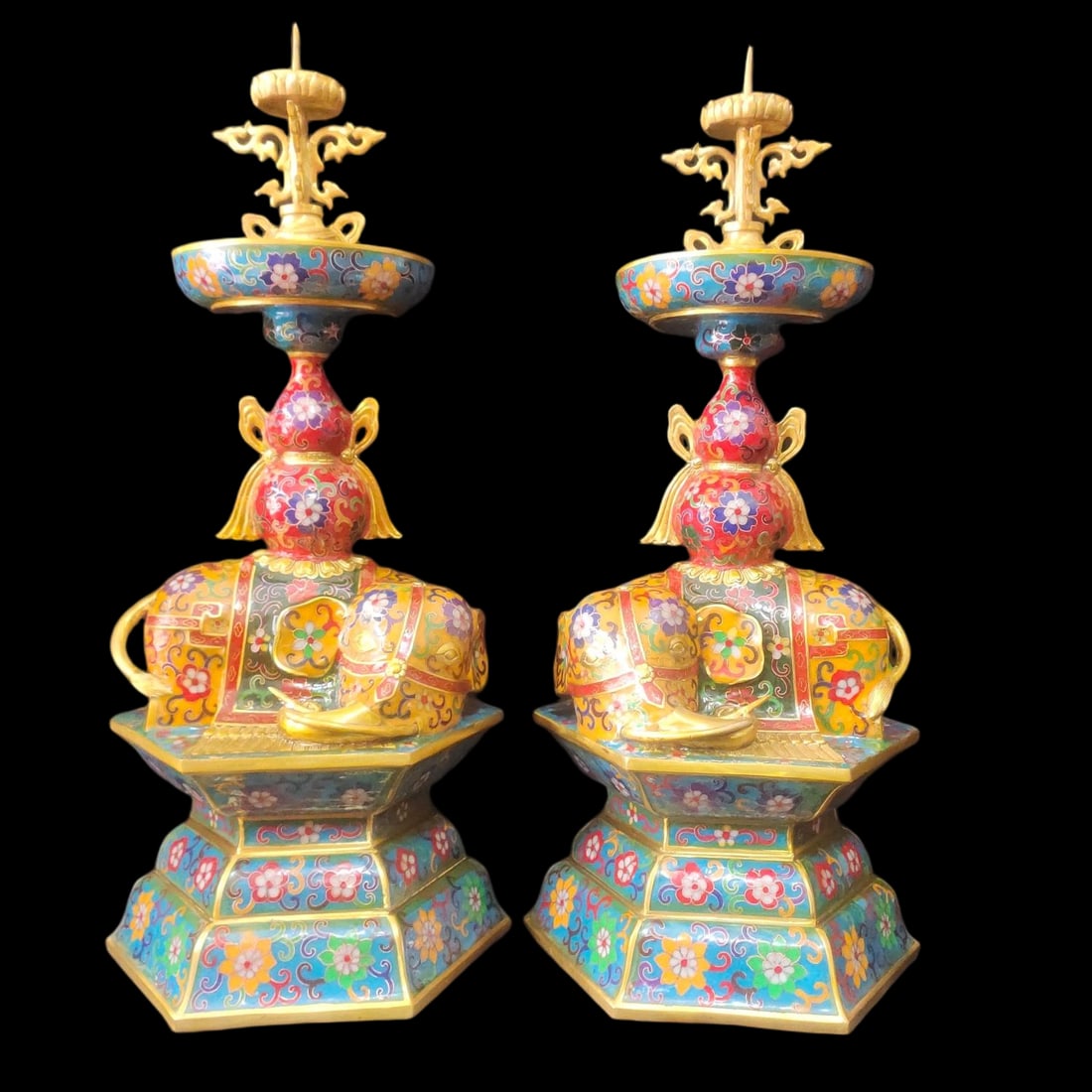 A pair of exquisite cloisonne gilt-gold elephant candlesticks: A pair of exquisite cloisonne enamel and gilded green elephant candlesticks, dimensions shown in the picture: 65cm, 20kg. Thank you for viewing our auction and we look forward to serving you as a valu