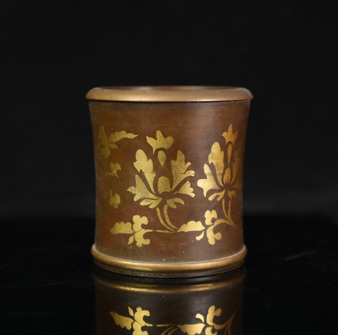 Pure copper gilded pen holder: The pure copper pen holder with gilded gold has a diameter of 10cm, a height of 10.5cm, and weighs 1270g. Thank you for viewing our auction and we look forward to serving you as a valued customer! Pro