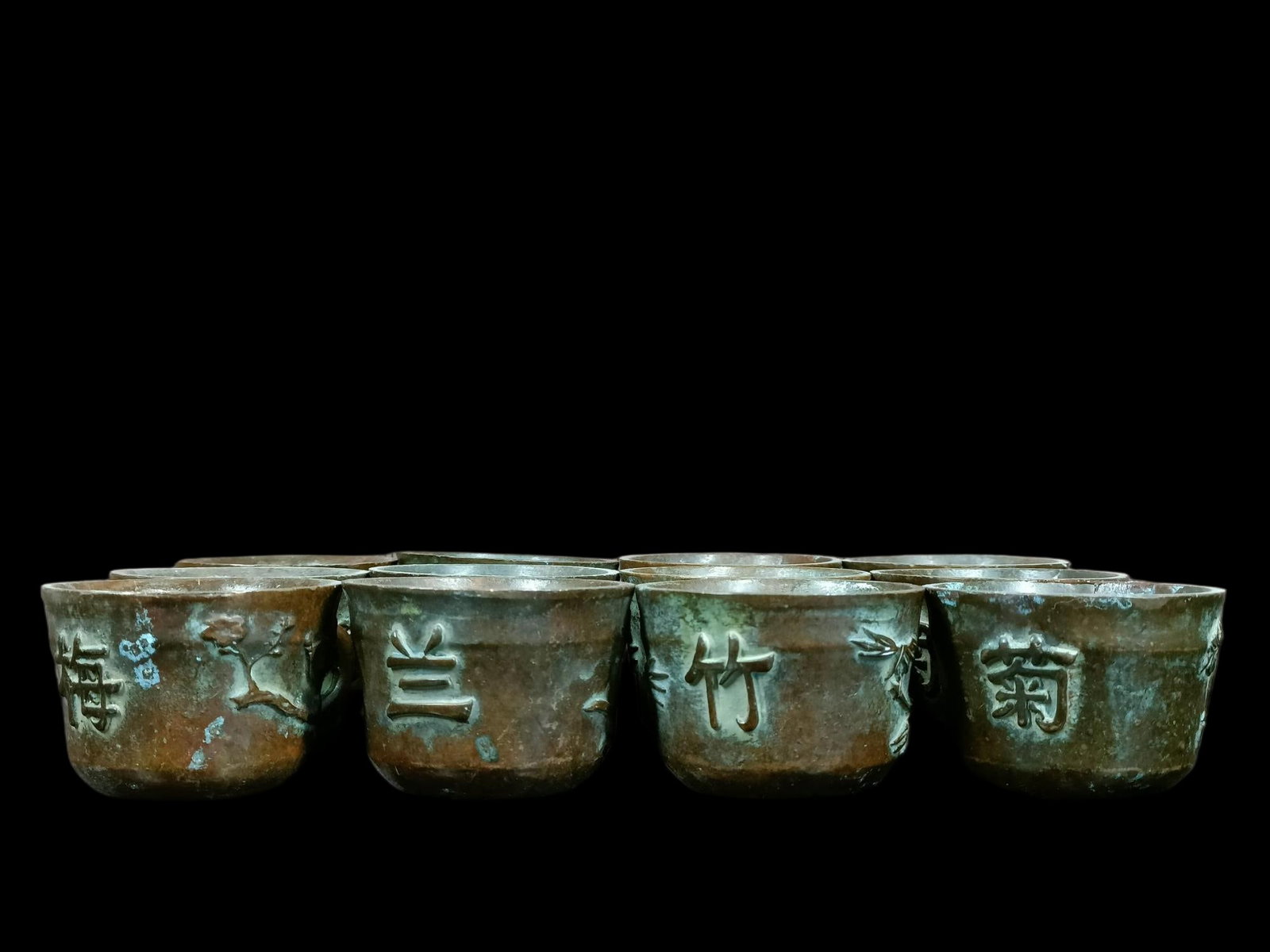 Treasured Qing Dynasty Pure Copper Plum Blossom, Orchid, Bamboo and Chrysanthemum Bowl: A set of 12 pure copper bowls (plum blossom, orchid, bamboo, and chrysanthemum) from the Qing Dynasty, each measuring 3.6 x 5.3 cm, with a set of four weighing 650g. Thank you for viewing our auction 
