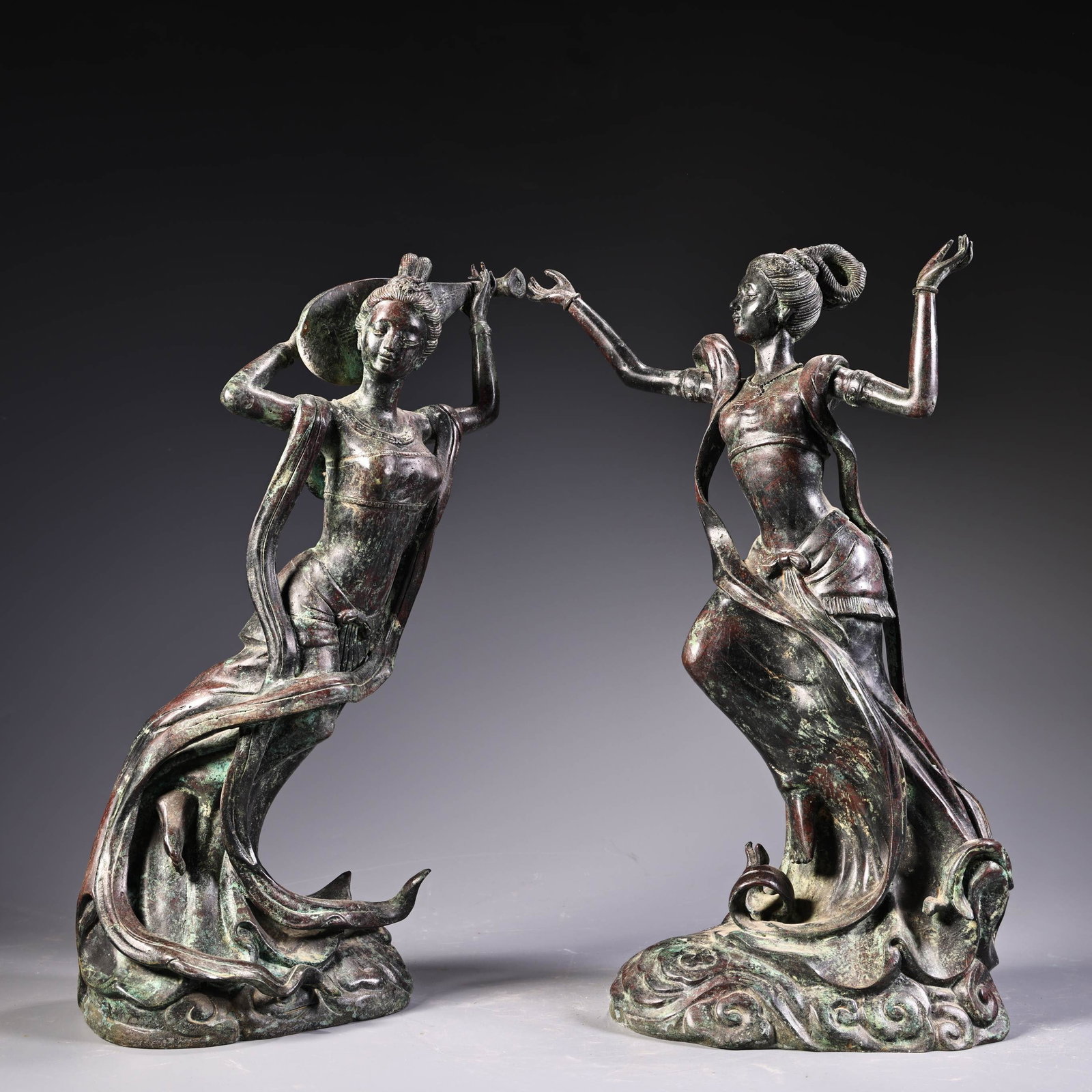 pair of bronze and pure copper flying maidens: A pair of bronze flying apsara maidens, exquisitely crafted and beautifully designed, each weighing 3500g, 51cm high and 17cm wide. Thank you for viewing our auction and we look forward to serving you