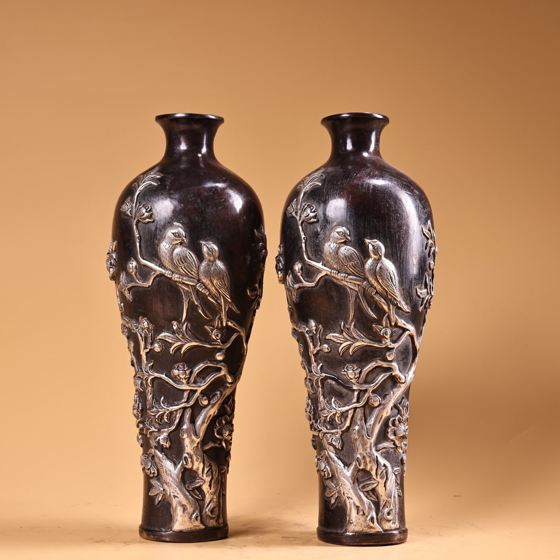 A pair of pure copper vases with high-relief engraving and silver gilding of magpies and plum (1 of 9)