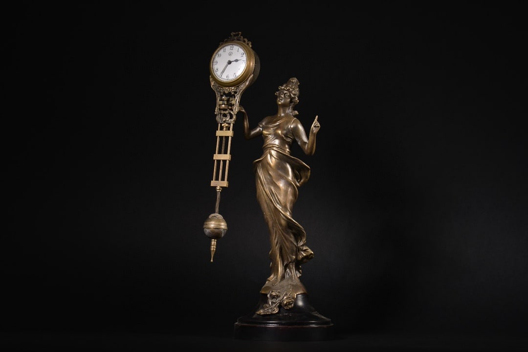 19th-century French bronze pendulum clock featuring the goddess of victory.: A 19th-century French bronze pendulum clock depicting the goddess of victory, 31cm in height. Thank you for viewing our auction and we look forward to serving you as a valued customer!