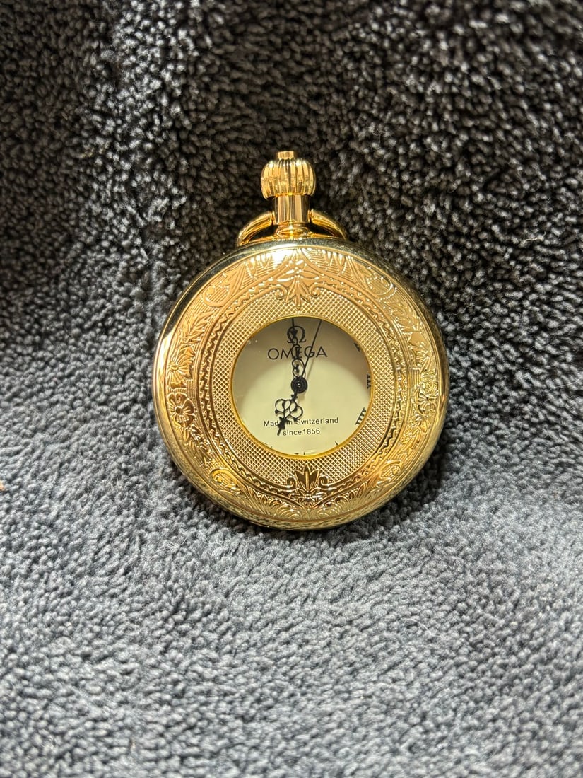 Gilded pocket watch: A gilded pocket watch with a mechanical movement, manually wound, and keeps normal time. It has a diameter of approximately 50 millimeters. Thank you for viewing our auction and we look forward to