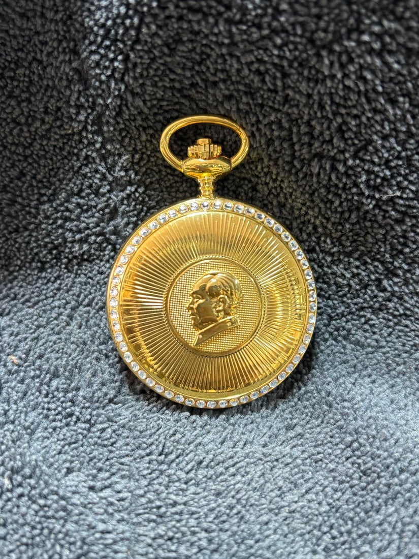 Gilded pocket watch: A gilded pocket watch with a mechanical movement, manually wound, and keeps normal time. It has a diameter of approximately 50 millimeters. Thank you for viewing our auction and we look forward to
