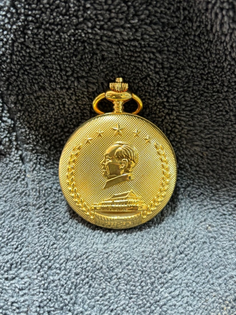 Gilded pocket watch: A gilded pocket watch with a mechanical movement, manually wound, and keeps normal time. It has a diameter of approximately 50 millimeters. Thank you for viewing our auction and we look forward to