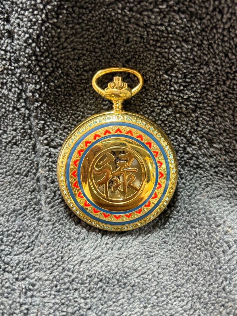 Gilded pocket watch: A gilded pocket watch with a mechanical movement, manually wound, and keeps normal time. It has a diameter of approximately 50 millimeters. Thank you for viewing our auction and we look forward to