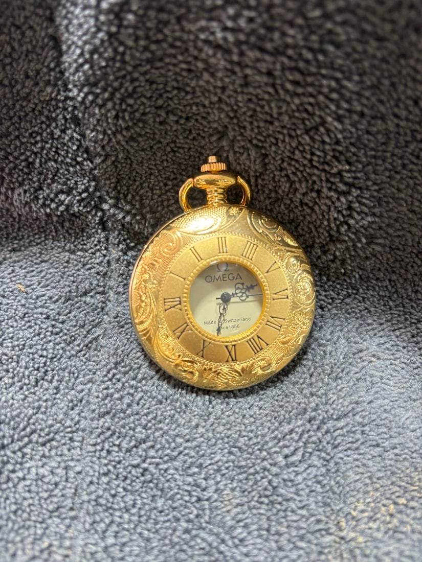 Gilded pocket watch: A gilded pocket watch with a mechanical movement, manually wound, and keeps normal time. It has a diameter of approximately 50 millimeters. Thank you for viewing our auction and we look forward to