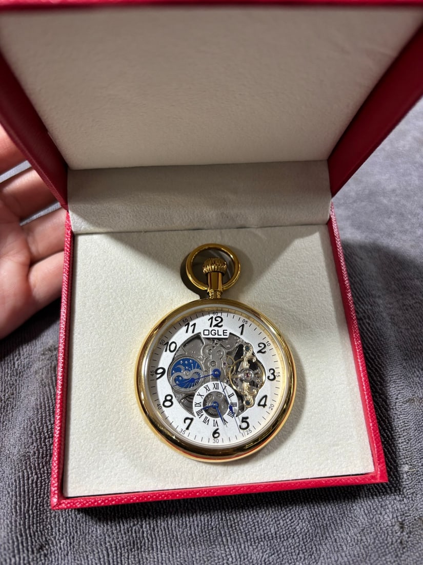 Citizen movement pocket watch: The Citizen movement pocket watch has a diameter of approximately 50mm and comes with a chain. Thank you for viewing our auction and we look forward to serving you as a valued customer!