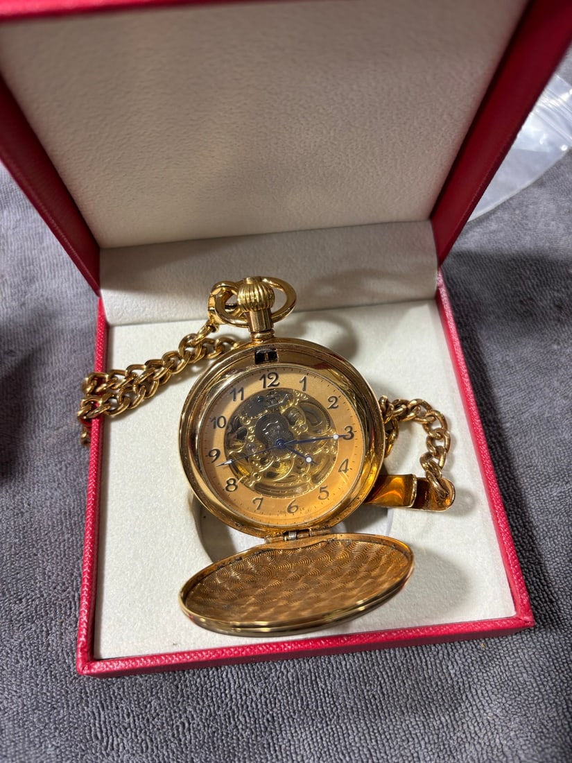 Citizen movement double-opening pocket watch: Citizen movement, double-opening pocket watch, keeps normal time, with chain. Thank you for viewing our auction and we look forward to serving you as a valued customer! Provenance:From an old private