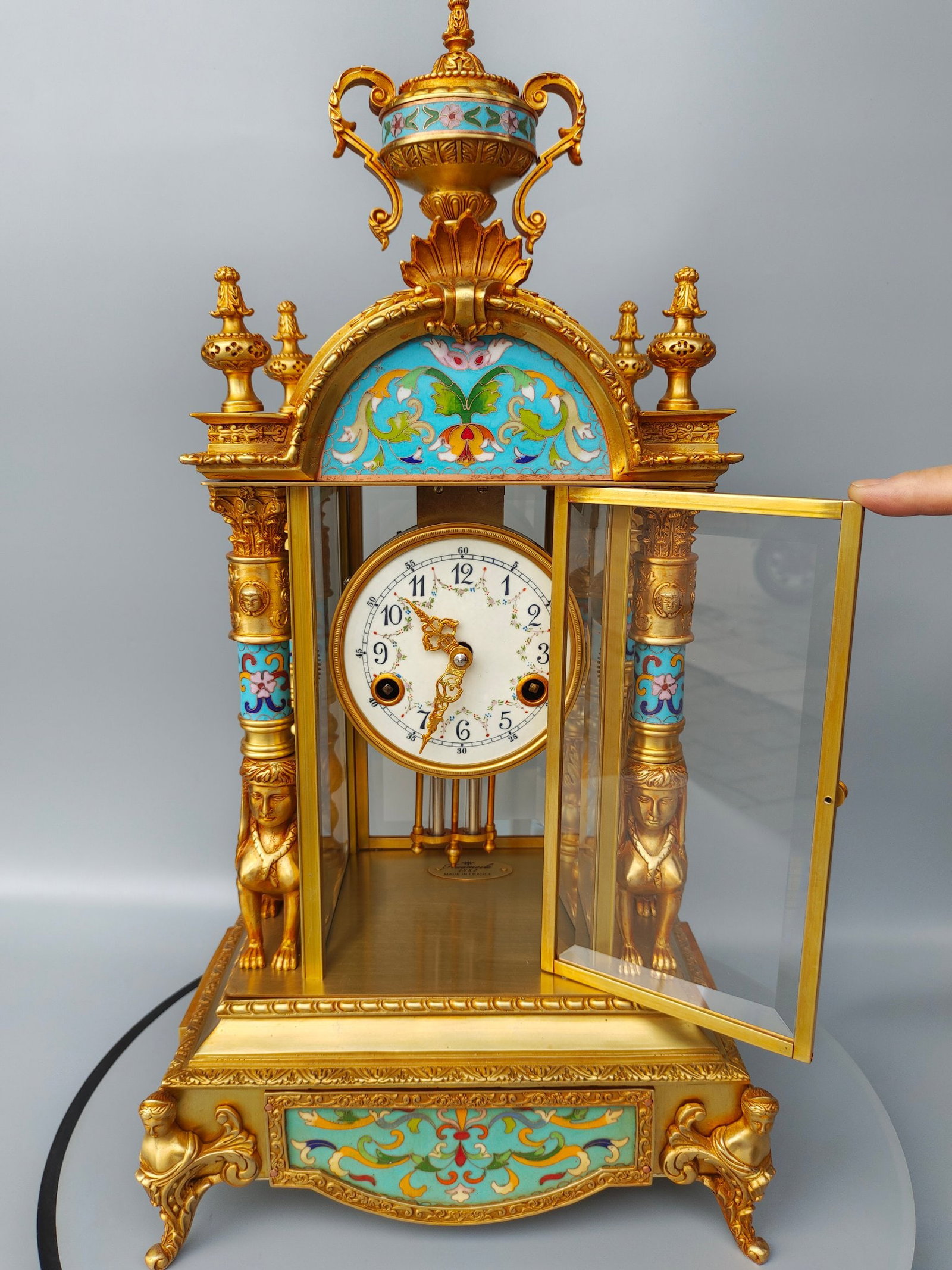 Classic clocks: Classic clock, pure copper mechanical gilt-bronze table clock, European-style casting cloisonne, cloisonne enamel craftsmanship, perfect condition, accurate timekeeping, a collector's item, 29x22x58cm