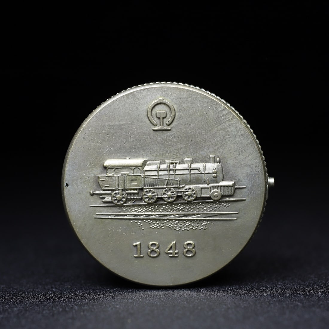 Old silver-plated American locomotive pocket watch: The old silver-plated American locomotive pocket watch has a diameter of 6.0 cm. Thank you for viewing our auction and we look forward to serving you as a valued customer! Provenance:From an old