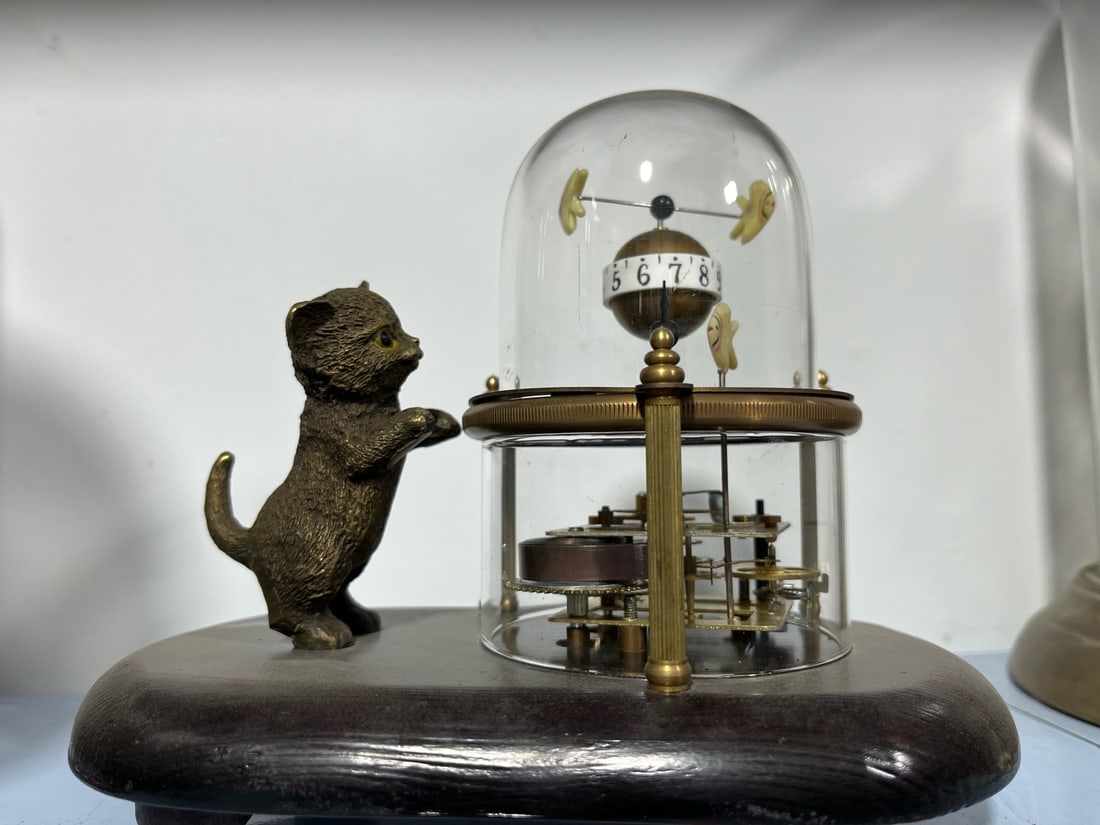 Old Collection of Bronze Cat-Claw Fish Tank Clock: The old bronze cat-claw fish tank clock measures 19 cm in length, 11 cm in width, and 16 cm in height, and weighs 5520 g. Thank you for viewing our auction and we look forward to serving you as a valu