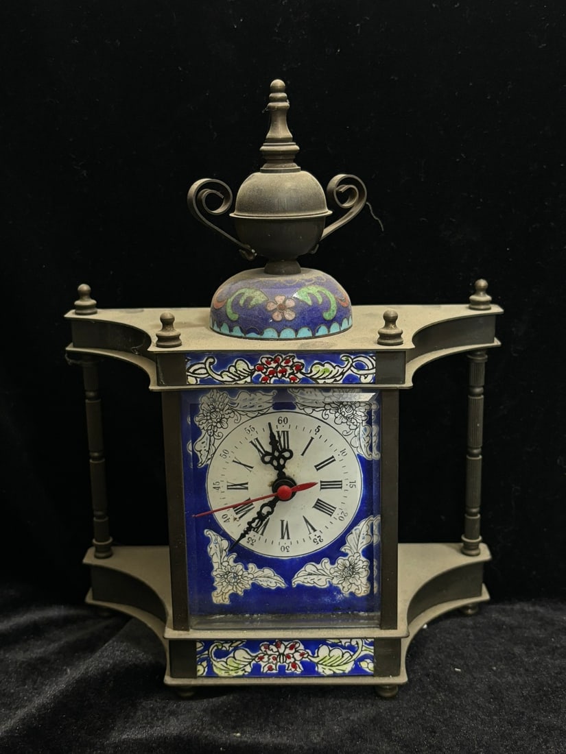 Cloisonne clock: Cloisonne table clock. Thank you for viewing our auction and we look forward to serving you as a valued customer! Provenance:From an old private collection in Cotswold, United Kingdom.? Our cooperativ