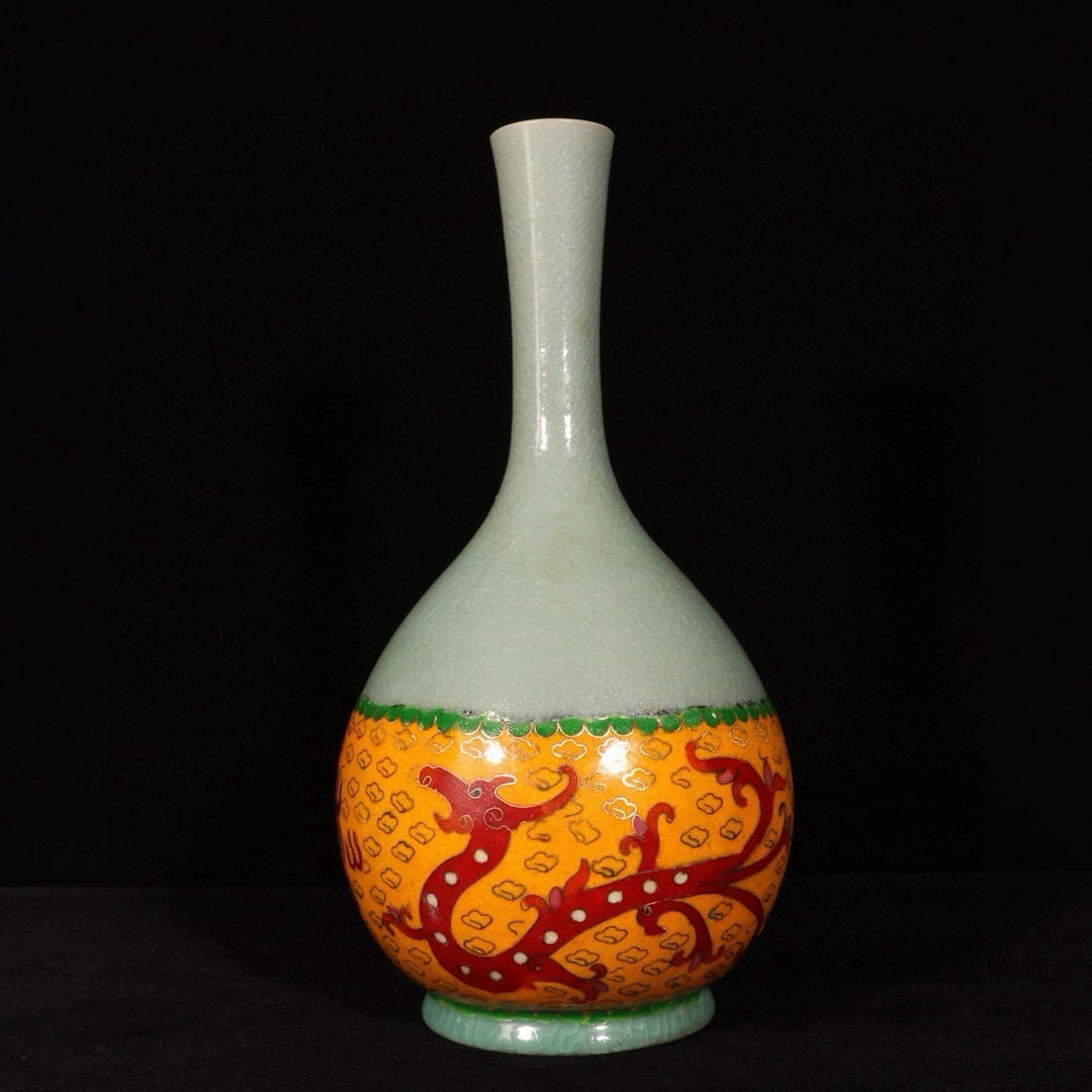 Song Dynasty Qinglong Temple Ru Kiln Cloisonne Enamel Dragon Pattern Long-Necked Vase: The Song Dynasty Qinglong Temple Ru kiln cloisonne enamel dragon-patterned long-necked vase measures 30 cm in height and 14 cm in diameter. Thank you for viewing our auction and we look forward to ser