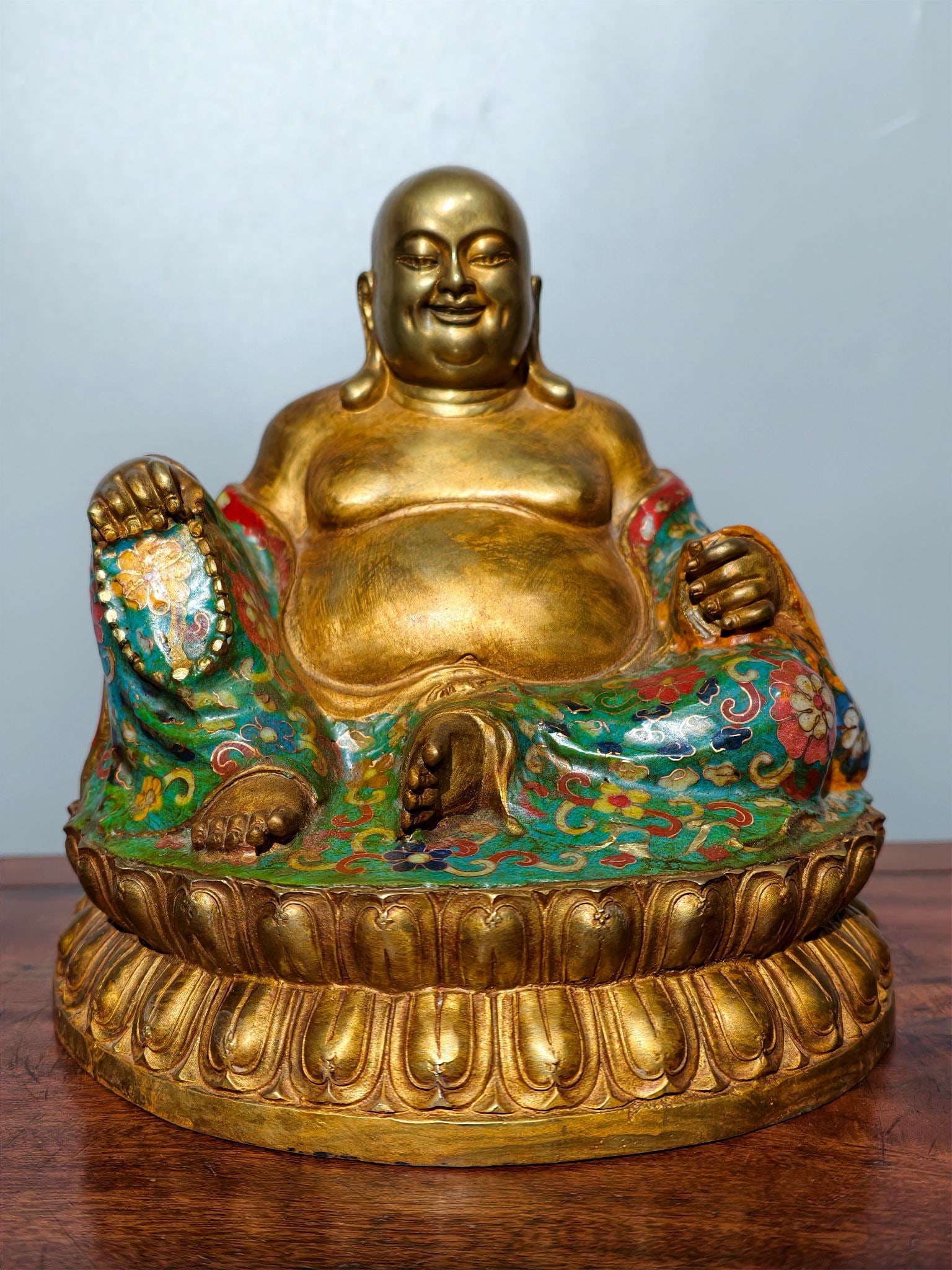 Rare pure copper gilt cloisonne Buddha statue, Maitreya Buddha: This exquisite pure copper gilt cloisonne Buddha statue features a Maitreya Buddha with a well-proportioned and substantial figure. The statue is adorned with a large, rounded bag, symbolizing the Bud