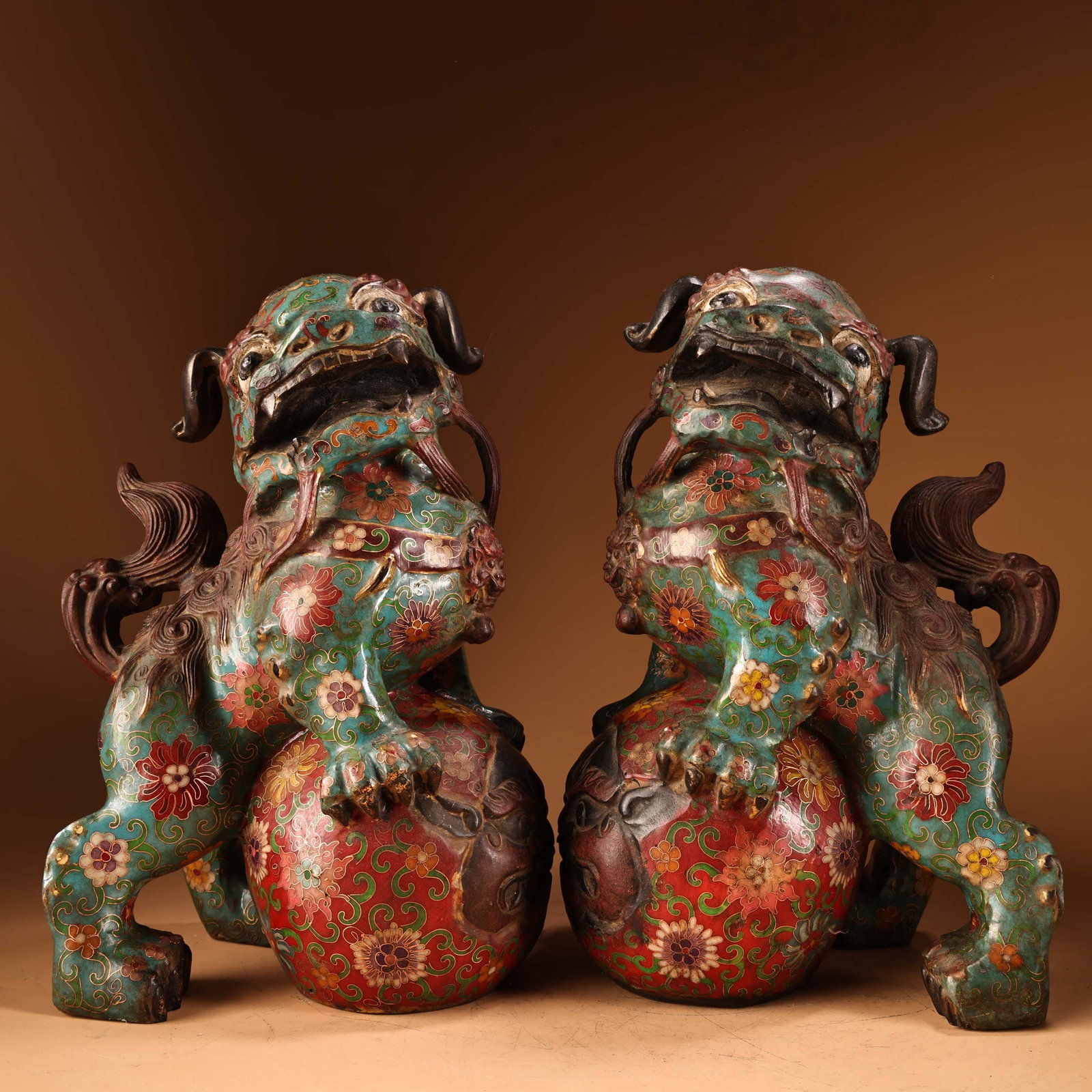Pure copper cloisonne enamel lion: A pair of exquisite cloisonne enamel lions with pure copper bodies, from a rare collection. The craftsmanship is superb, the shape and style are beautiful, and each lion weighs 7000g, is 31cm high