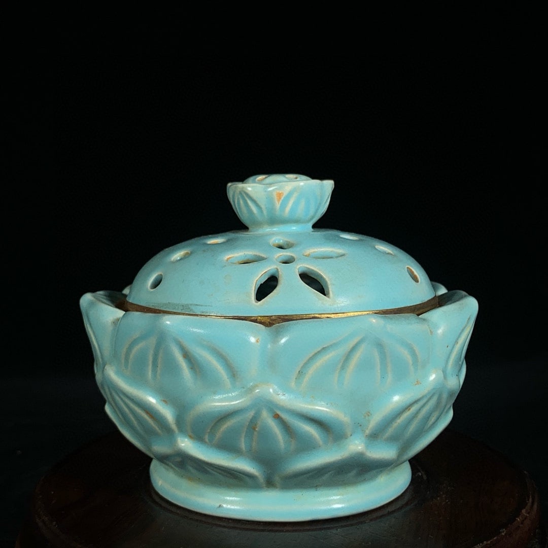 Song Dynasty Ru Kiln Openwork Gold-rimmed Incense Burner: A Song Dynasty Ru ware openwork incense burner with a gold-rimmed rim, 10cm high and 12cm in diameter. Thank you for viewing our auction and we look forward to serving you as a valued customer!