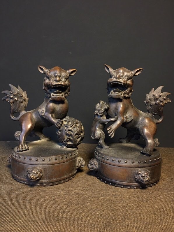 A pair of pure copper lions: A pair of pure bronze lions, each 17cm long and 22cm high, with a total weight of 6000g. Thank you for viewing our auction and we look forward to serving you as a valued customer! Provenance:Private c