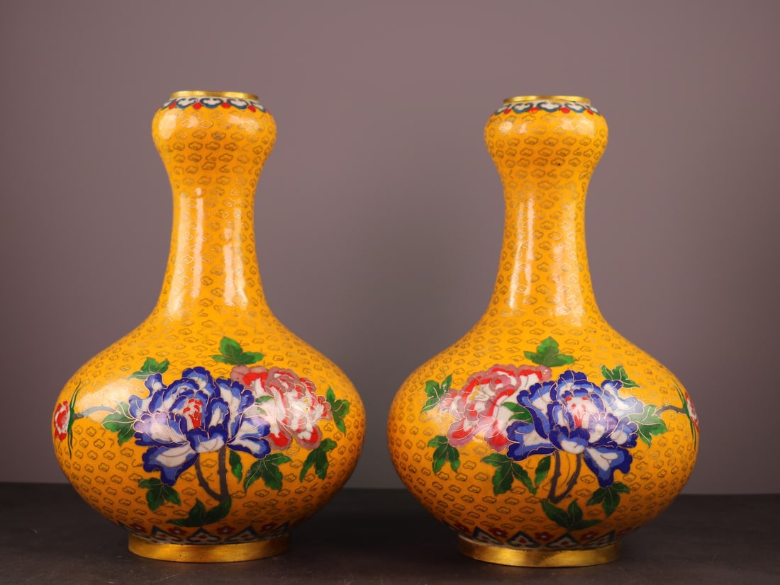 A pair of rare pure copper cloisonne garlic-shaped vases (1 of 9)