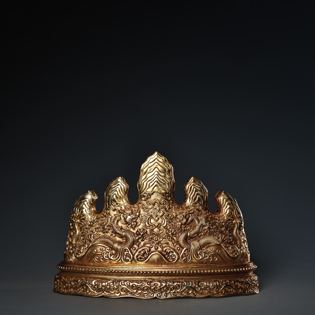 Gilded pen holder: This rare gilt-bronze pen rest is a genuine antique. Made of pure copper with relief engraving and gilt-bronze carving, it features exquisite craftsmanship and a unique design. It weighs 1400g, is