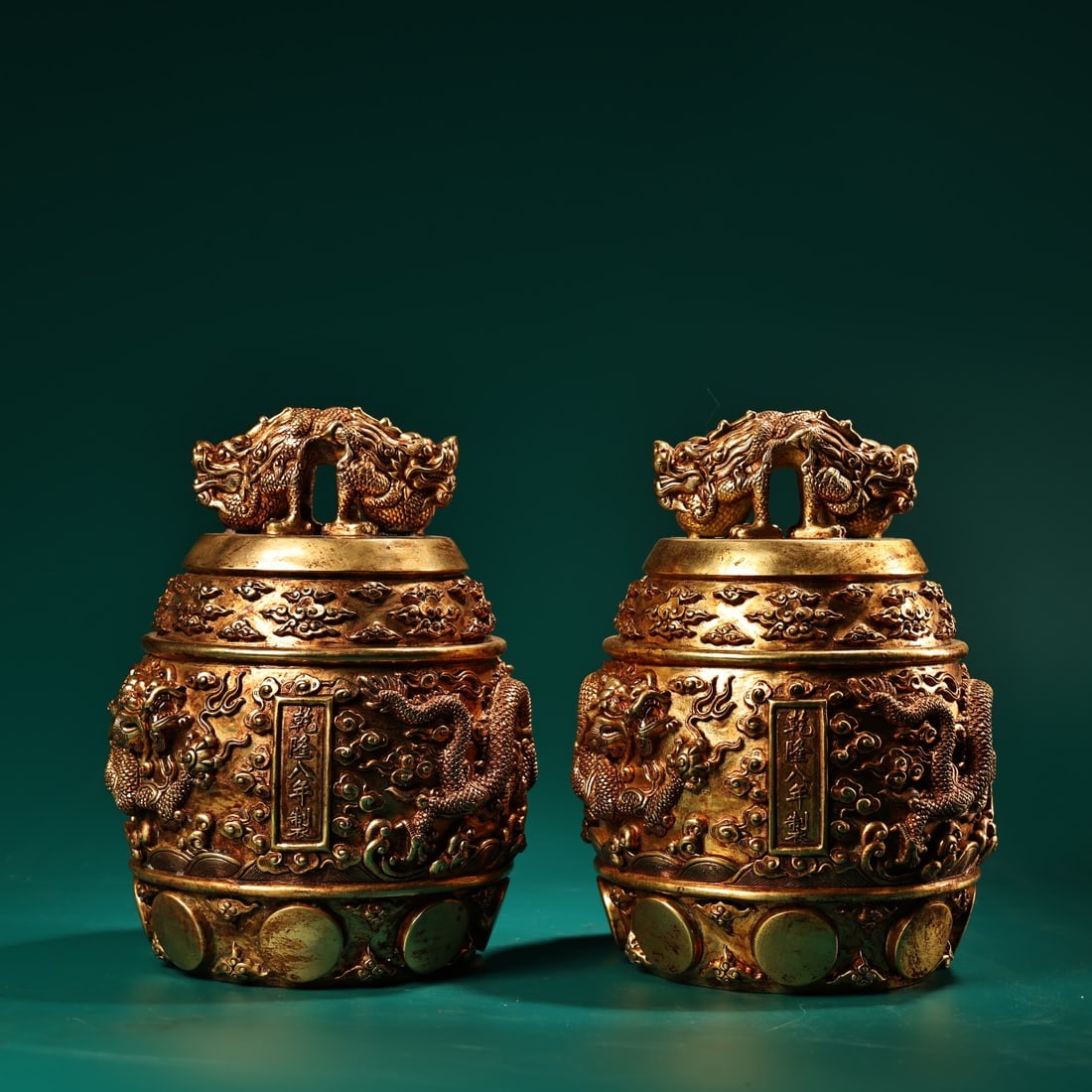 Rare pure copper high-relief engraved gilt dragon head clock: A rare pair of pure copper high-relief gilt-gilt dragon head clocks, a treasure from a long-time collection. Exquisite craftsmanship, beautiful shape, and unique style. Weighing 2300g, 18cm high, and 