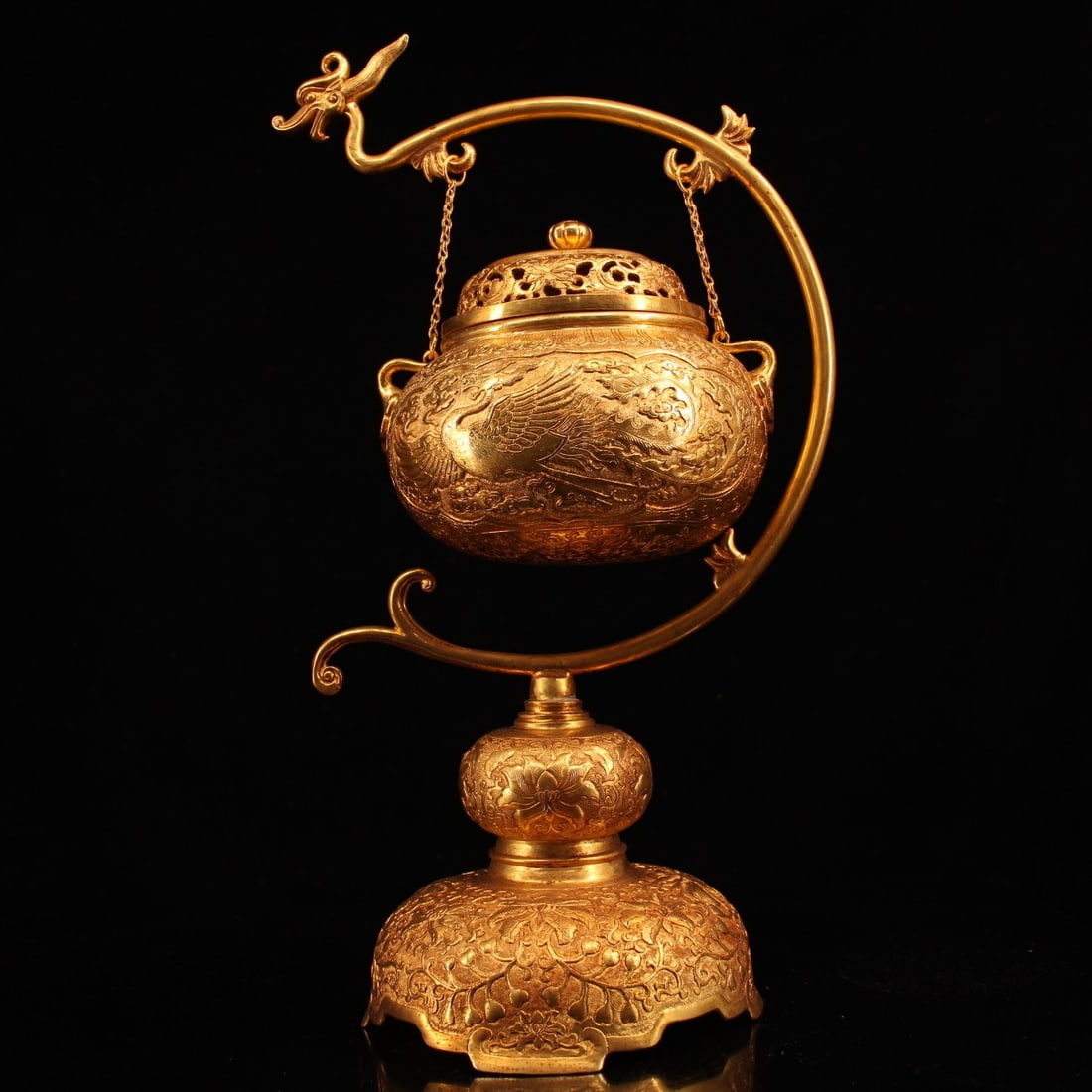Pure copper gilt hanging incense burner: A rare pure copper gilt hanging incense burner in excellent condition, with exquisite craftsmanship and hand-engraved details. It weighs 2314g, is 44cm high, and 24cm wide. Thank you for viewing our a