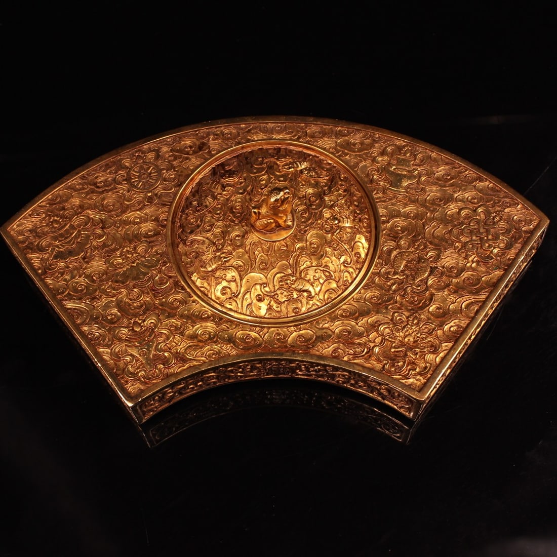 Purely handcrafted, engraved, and gilded inkstones for the Qing Dynasty imperial court: This is a treasured Qing Dynasty imperial inkstone, handcrafted, engraved, and gilded. It weighs 1450g, is 23cm long, 13.5cm wide, and 3cm thick. Thank you for viewing our auction and we look forward 