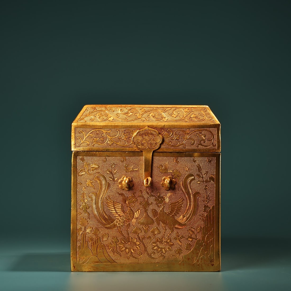 Phoenix Fanghan, made of pure copper with high relief engraving and gilding.: This rare, old-collection piece is made of pure copper with high-relief engraving and gilding. The phoenix design is exquisite and the piece weighs 1600g. It measures 14cm in height and 12cm in width.