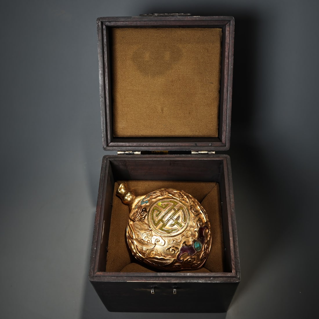 Pure copper high-relief engraved gilt peach jewelry box: A rare and exquisite pure copper jewelry box with high-relief engraving and gilt design of a peach. The box is 18cm high and 16cm wide. The peach weighs 590g, is 10cm high and 12cm in diameter. Thank 