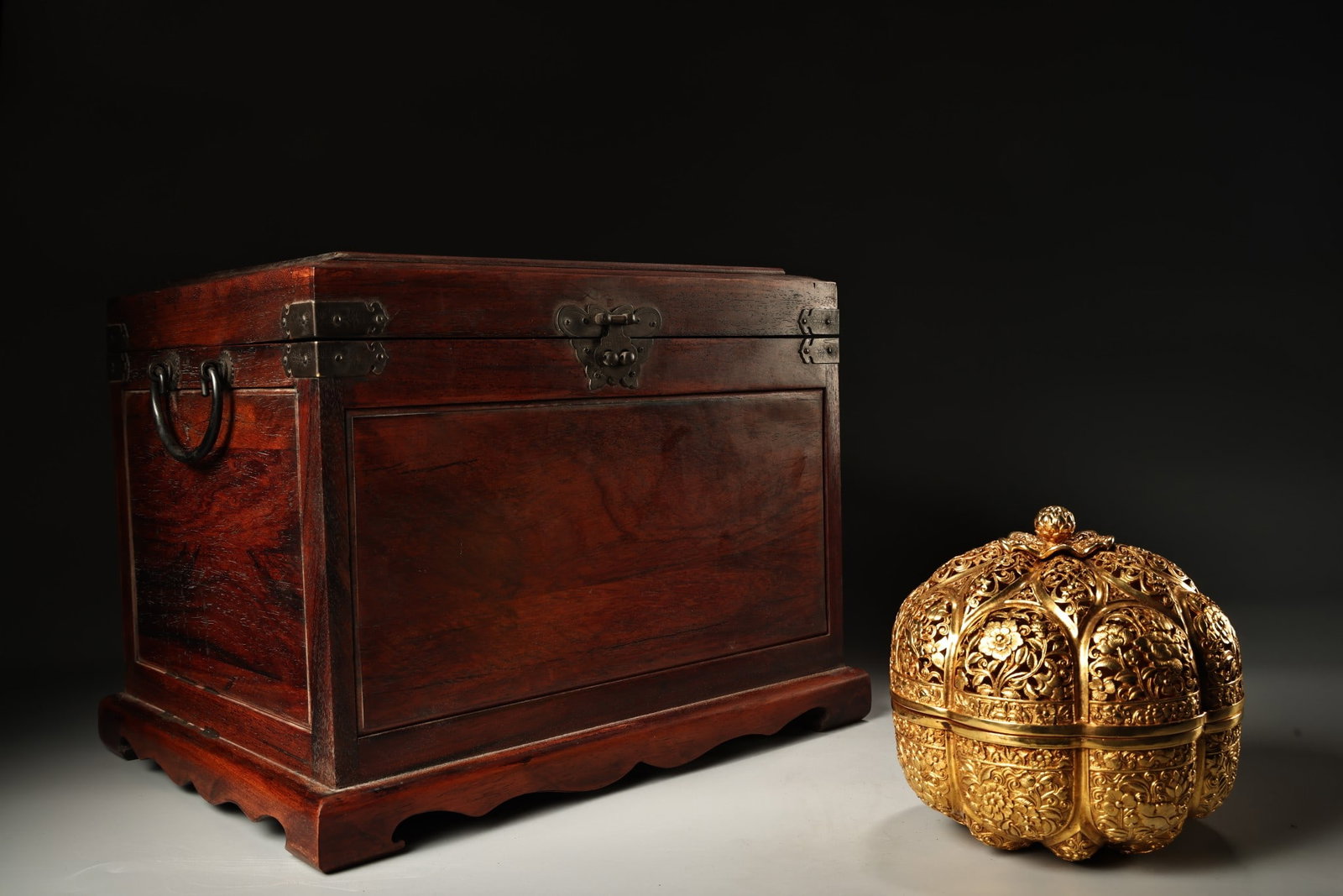 A Qing Dynasty imperial pure copper gourd-shaped jewelry box with high relief engraving and openwork: This rare and exquisite piece is a Qing Dynasty imperial court-made pure copper high-relief engraved and openwork gilded melon-shaped jewelry box. It is crafted with superb skill and has a beautiful s