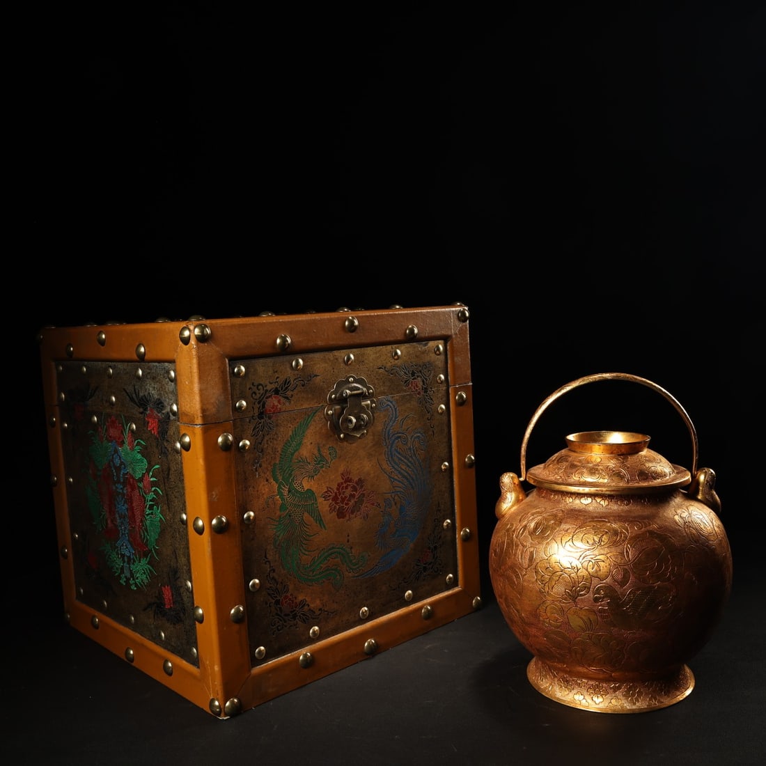 Rare Imperial Collection Pure Copper High-Relief Gilded Hand-held Jar: Rare and exquisite piece from a former imperial collection: a pure copper high-relief gilded handle with an antique bronze box, in excellent condition and finely crafted. Weighs 1459g, 20cm high and 2
