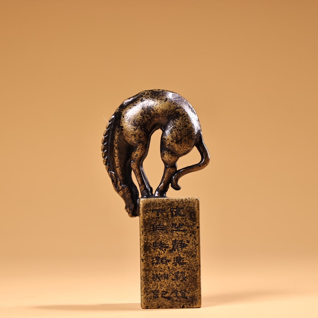 Rare pure copper, handcrafted, high-relief engraved seal set: Rare, handcrafted, high-relief engraved seal from a rare collection. Exquisite craftsmanship and unique design. Weighs 330g, 9cm high, and 4.5cm wide. Thank you for viewing our auction and we look for
