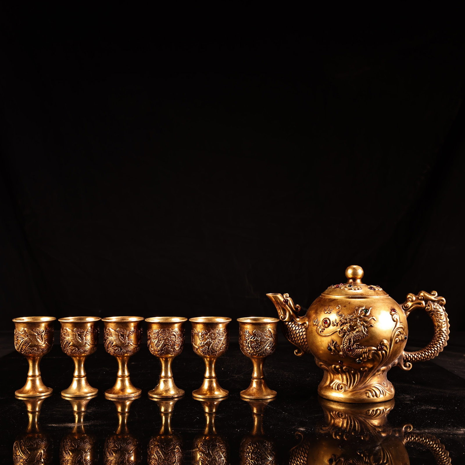set of wine utensils and wine set featuring a high-relief engraving and gilded dragon and phoenix: A rare and exquisite collection: a set of wine vessels featuring a high-relief gilt dragon and phoenix engraving technique. The craftsmanship is superb, and the shape is beautiful. The wine pot weighs