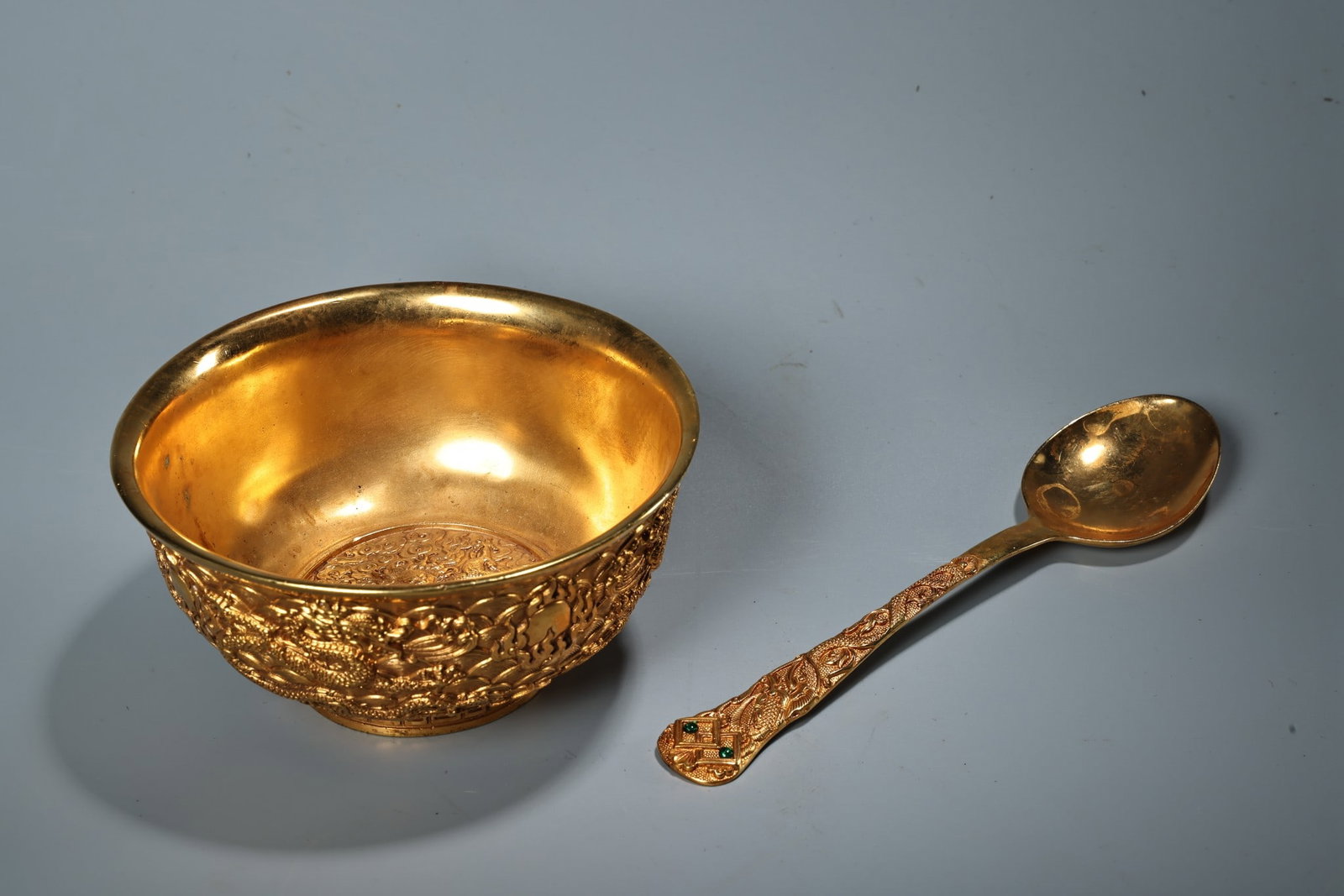 A set of pure copper high-relief engraved and gilded tableware: A rare and exquisite set of pure copper high-relief engraved and gilded tableware, with exquisite craftsmanship and beautiful shape. The bowl weighs 480g, is 6cm high, and has a diameter of 12cm. The 