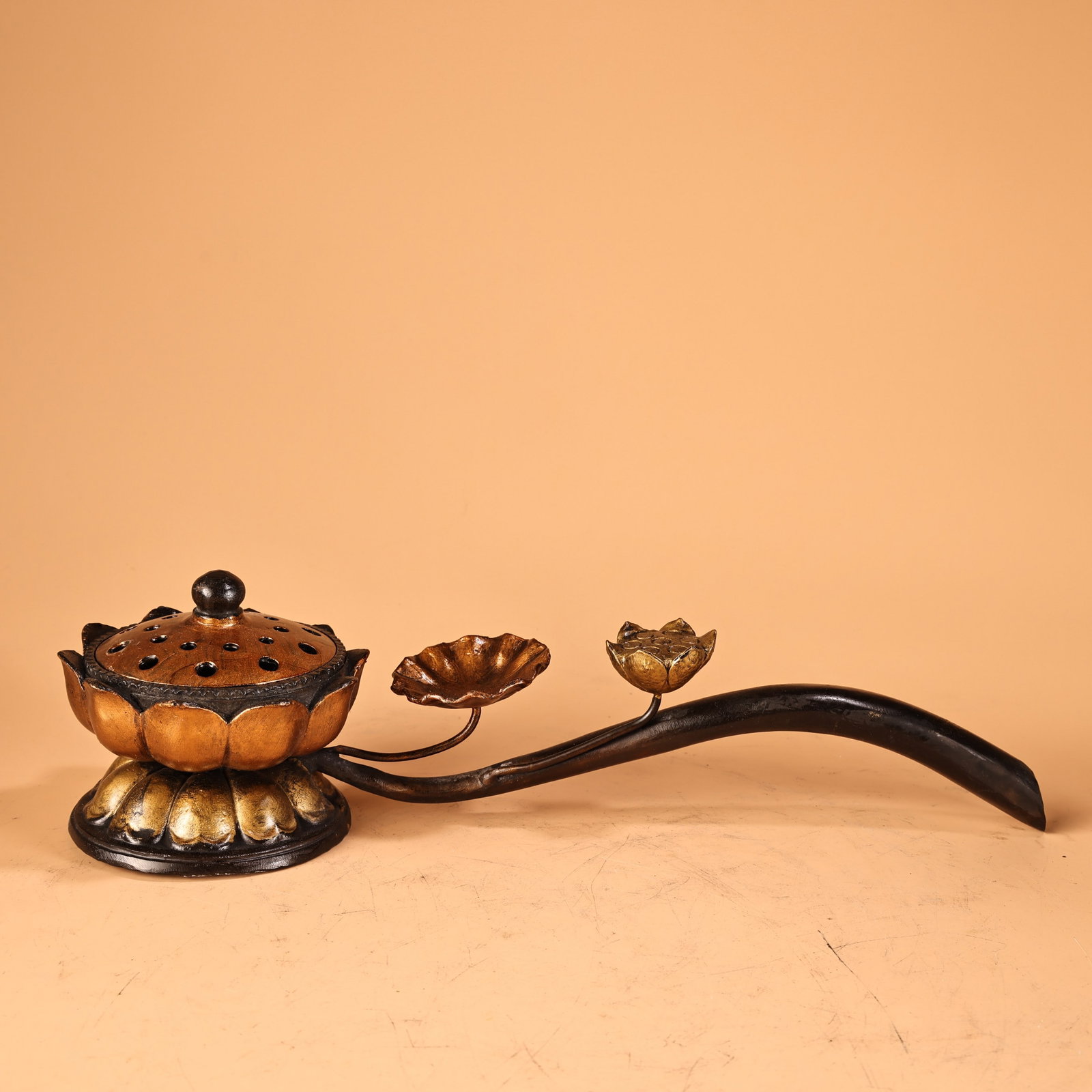 Pure copper, high-relief engraved and gilded lotus incense burner with handle: This pure copper incense burner features a high-relief engraving and gilded lotus flower design. It is exquisitely crafted, weighs 600g, is 32cm high, and has a width of 0cm. Thank you for viewing our