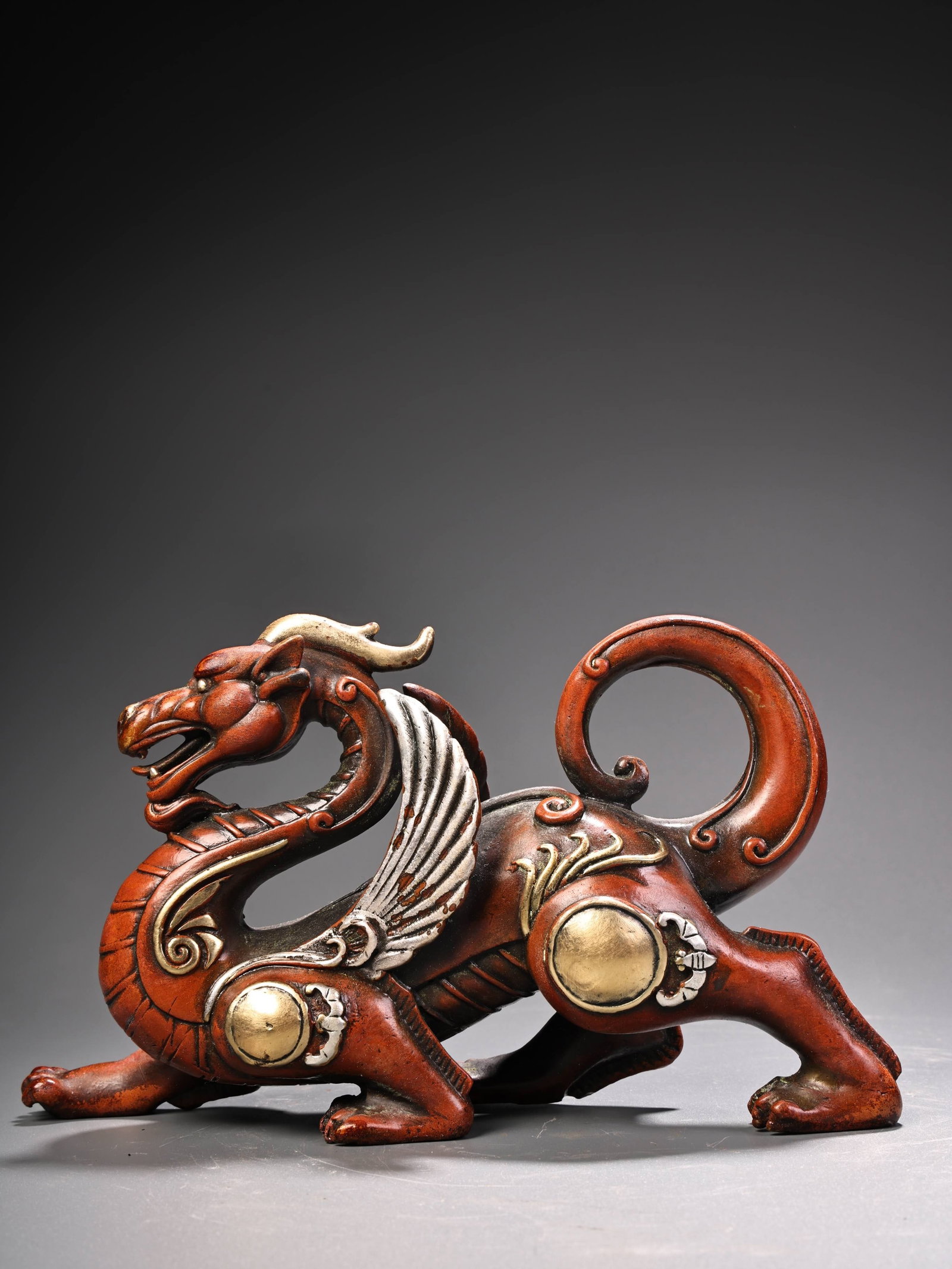 Rare antique collection: Pure copper and red copper high-relief engraving, gilded and silvered: This rare, old-collection item features a high-relief engraved dragon in pure copper and red copper, gilded and silvered. The craftsmanship is exquisite and the design is beautiful. It weighs 1050g, i