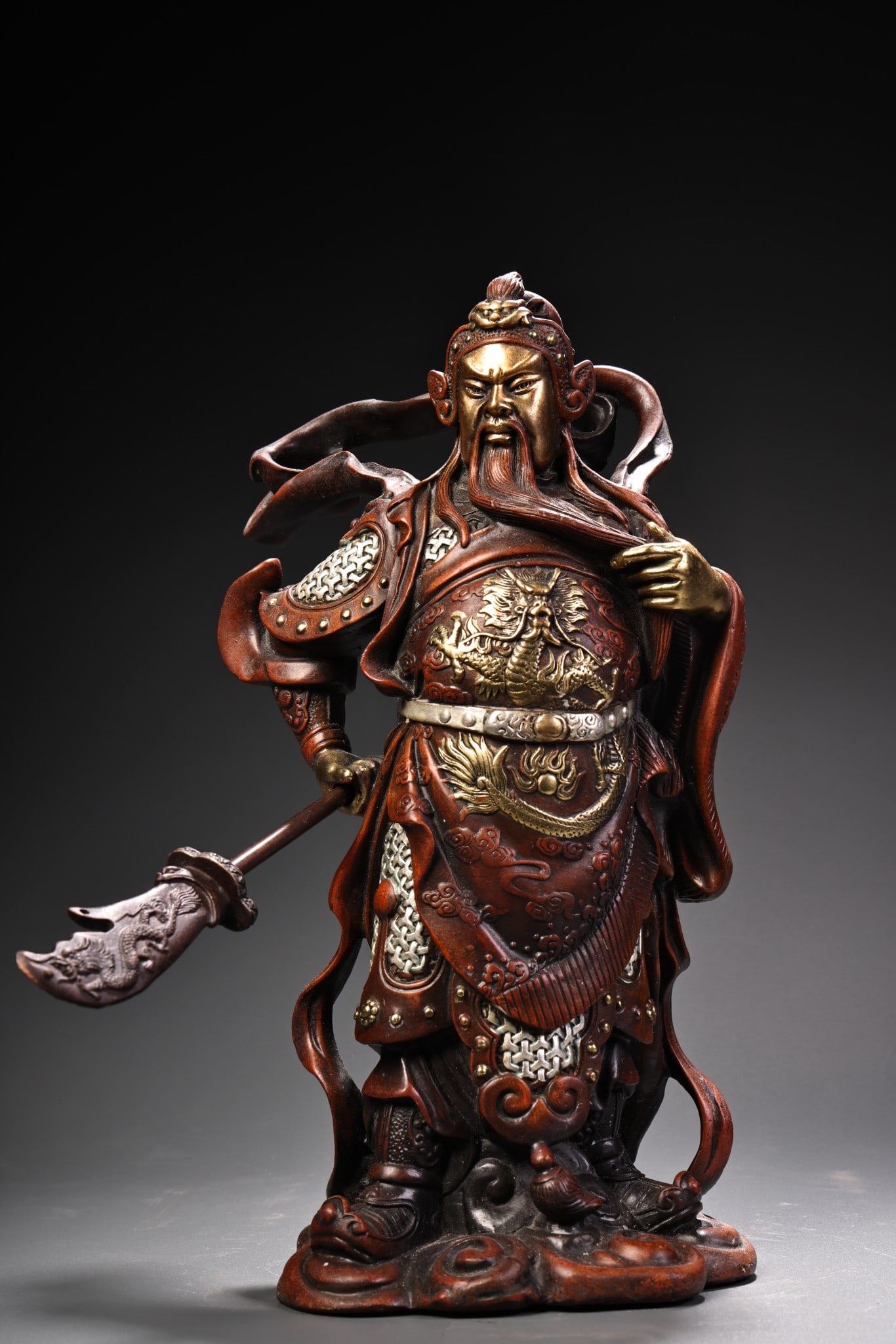 A rare and valuable antique collection includes a Guan Gong statue made of pure copper and red: A rare and exquisite piece from a long-time collection: a Guan Gong statue made of pure copper with high relief engraving and gilding. The statue is 2500g in weight, 25cm in height, and 13cm in width.
