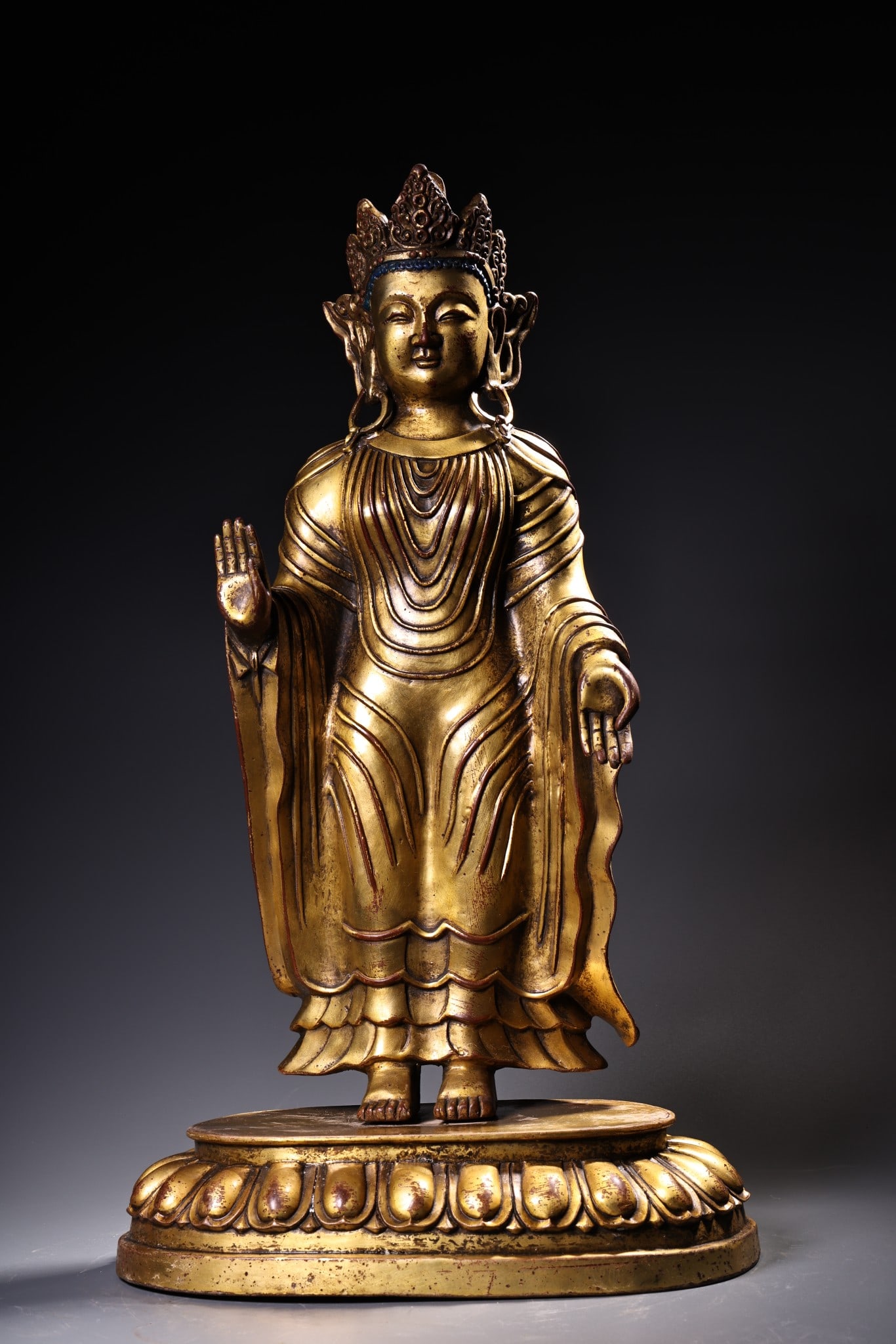 A rare, gilt bronze Shakyamuni Buddha statue with high relief engraving and engraving techniques. (1 of 9)