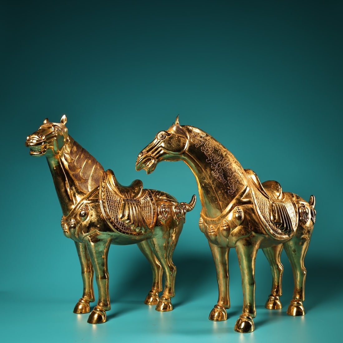 A pair of exquisitely handcrafted, high-relief, gilded Tang Dynasty horses, unearthed from a rare: A pair of exquisitely crafted, hand-carved, gilded Tang Dynasty horses, unearthed from a rare collection. Each horse weighs 1900g, is 34cm high, and 37cm wide. Thank you for viewing our auction and we