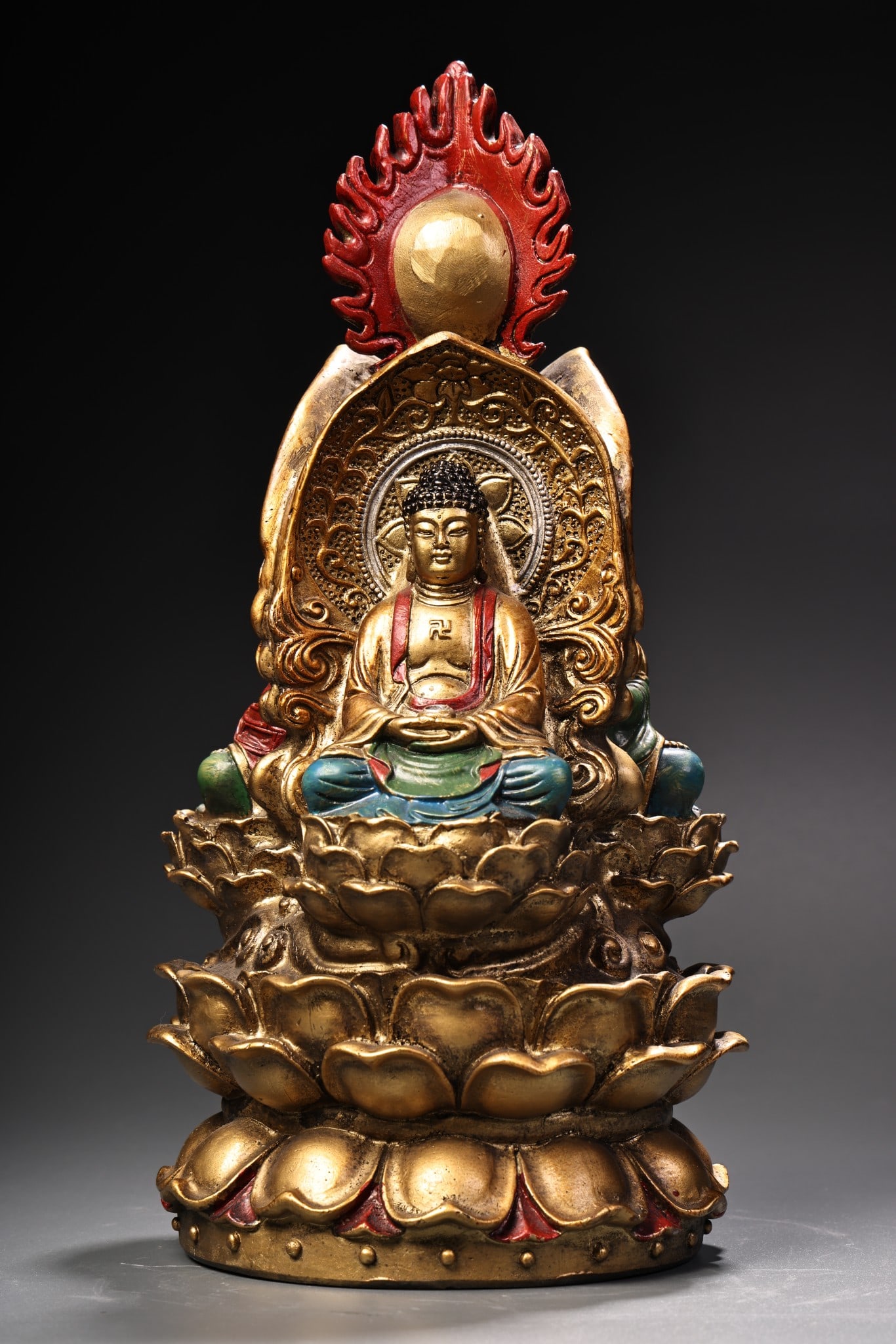 Rare antique collection: a pure copper, high-relief, engraved, painted, and gilded three-sided: rare and exquisite bronze statue of the Three Western Saints, featuring high relief engraving, painting, and gilding on three sides. The statue is 1500g in weight, 24cm in height, and 12cm in width. T