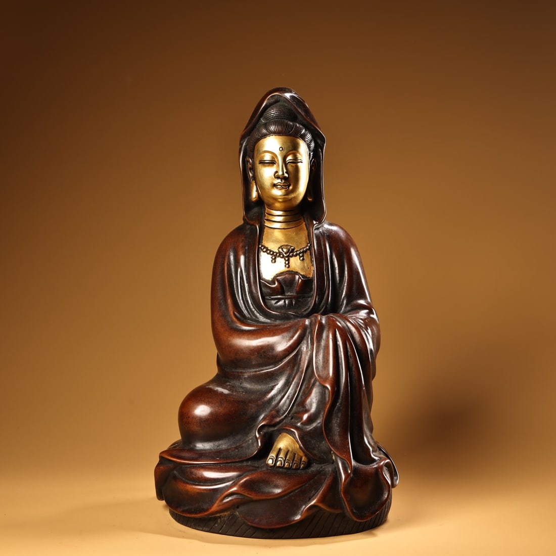 A rare and valuable collection includes a high-relief, gilt-gilt seated Guanyin Bodhisattva statue: A rare and exquisitely crafted seated Guanyin Bodhisattva statue in pure bronze with high relief engraving and gilding, bearing the mark of the Ming Dynasty. The statue weighs 6780g, is 39cm high, and