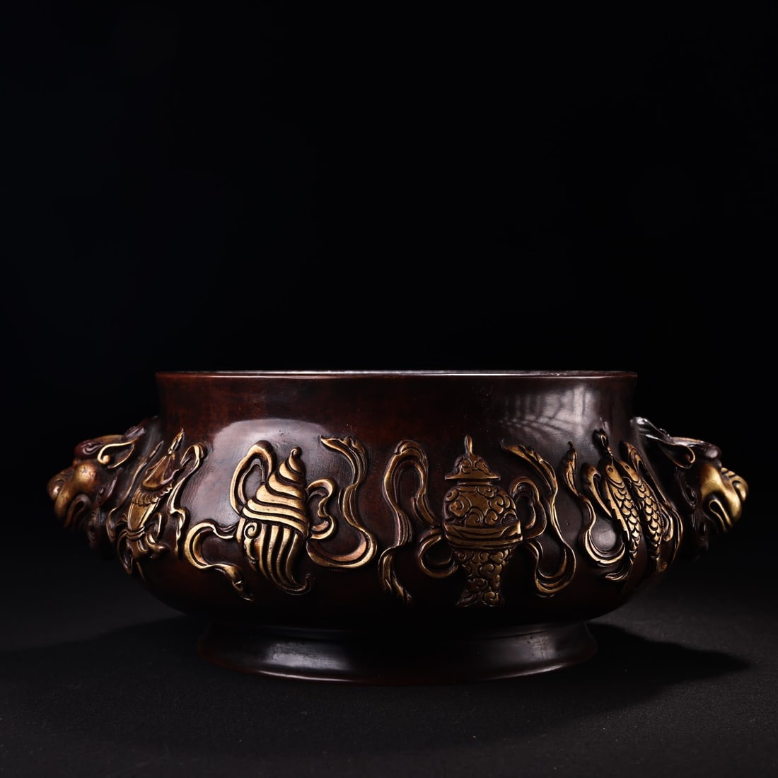 Rare antique collection: Pure copper high-relief engraved and gilded auspicious eight treasures: This rare, old-collection bronze incense burner features a high-relief engraving and gilt design of auspicious eight treasures. The craftsmanship is exquisite, and the shape is beautiful. It weighs 35