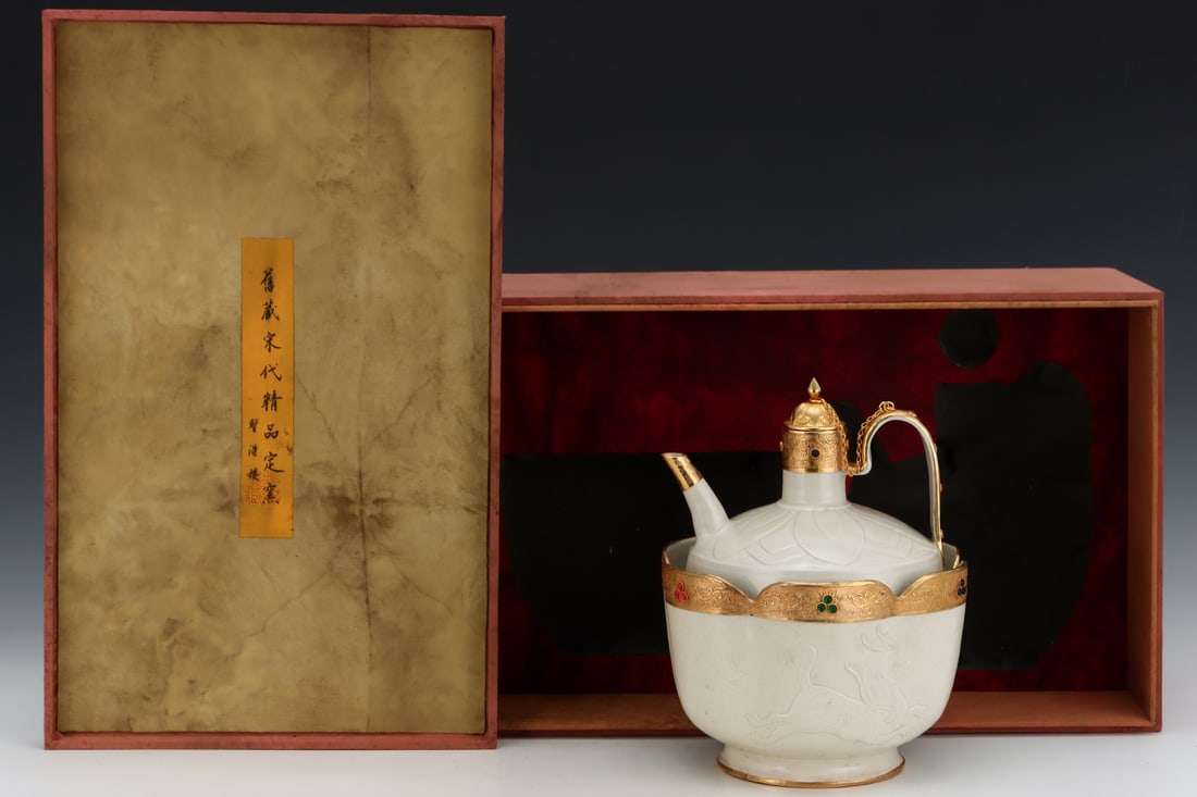 A Song Dynasty Ding gilt-engraved wine warmer from the collection: A Song Dynasty Ding ware wine warmer with gold engraving, formerly in the collection. Dimensions: Height: 26.5cm, Diameter: 21cm. Thank you for viewing our auction and we look forward to serving you a
