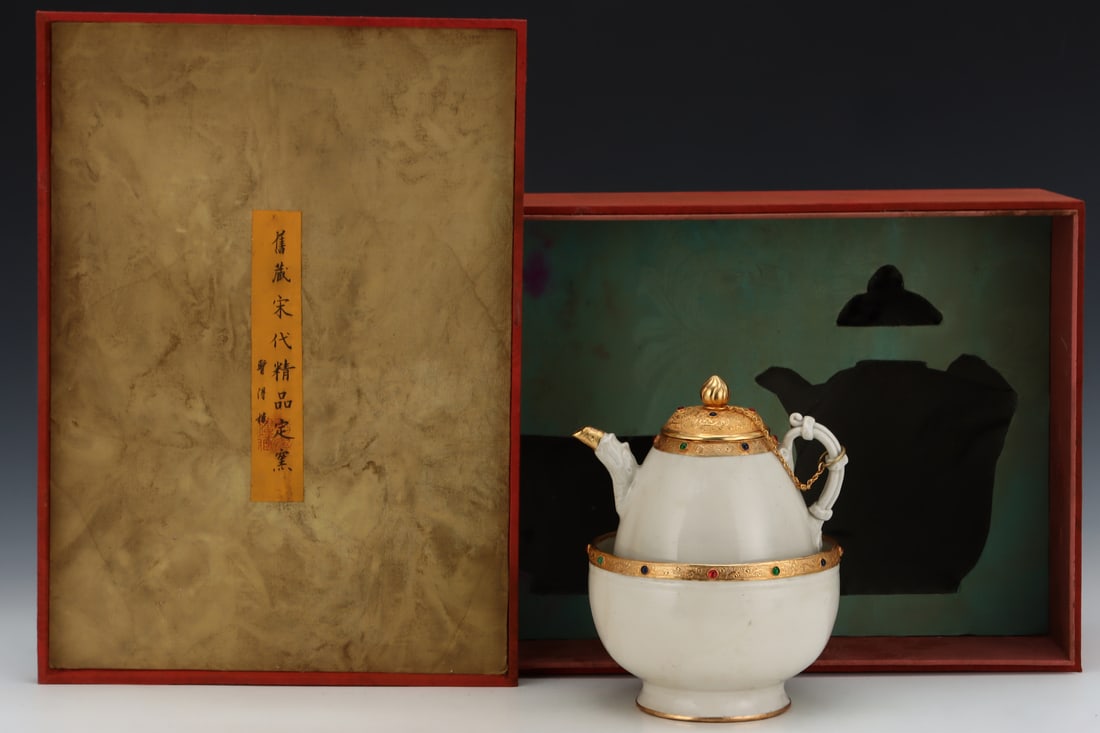 A Song Dynasty Ding ware wine warmer with gold plating and engraving, formerly in the collection.: A Song Dynasty Ding ware warming wine pot with gold plating and engraving, formerly in the collection. Dimensions: Height: 23cm, Diameter: 27.5cm. Thank you for viewing our auction and we look forward