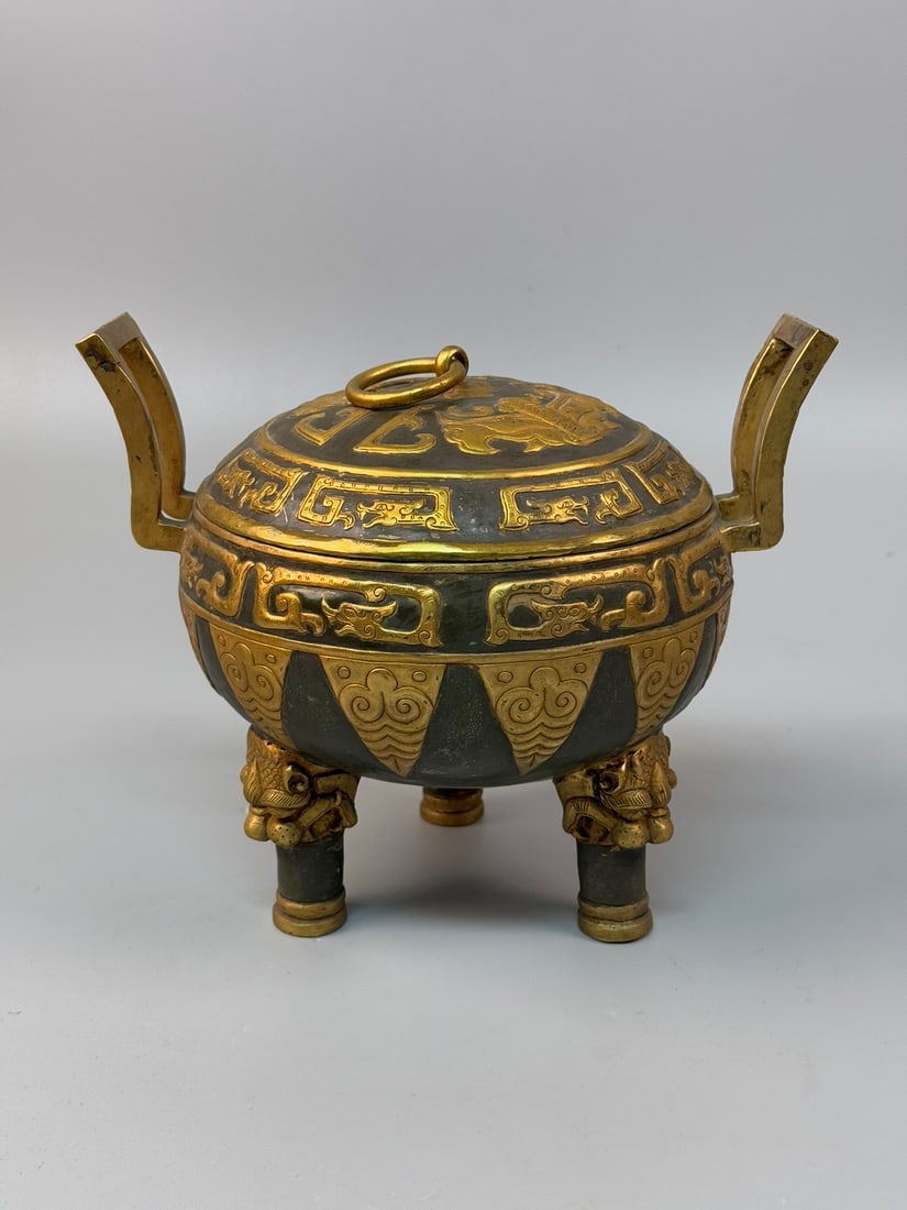 A partially gilded, hand-carved dou-shaped tripod from the collection: A partially gilded, hand-engraved dou-shaped tripod from the collection. Weight: 1375g, Height: 21cm, Width: 23cm. Thank you for viewing our auction and we look forward to serving you as a valued cust
