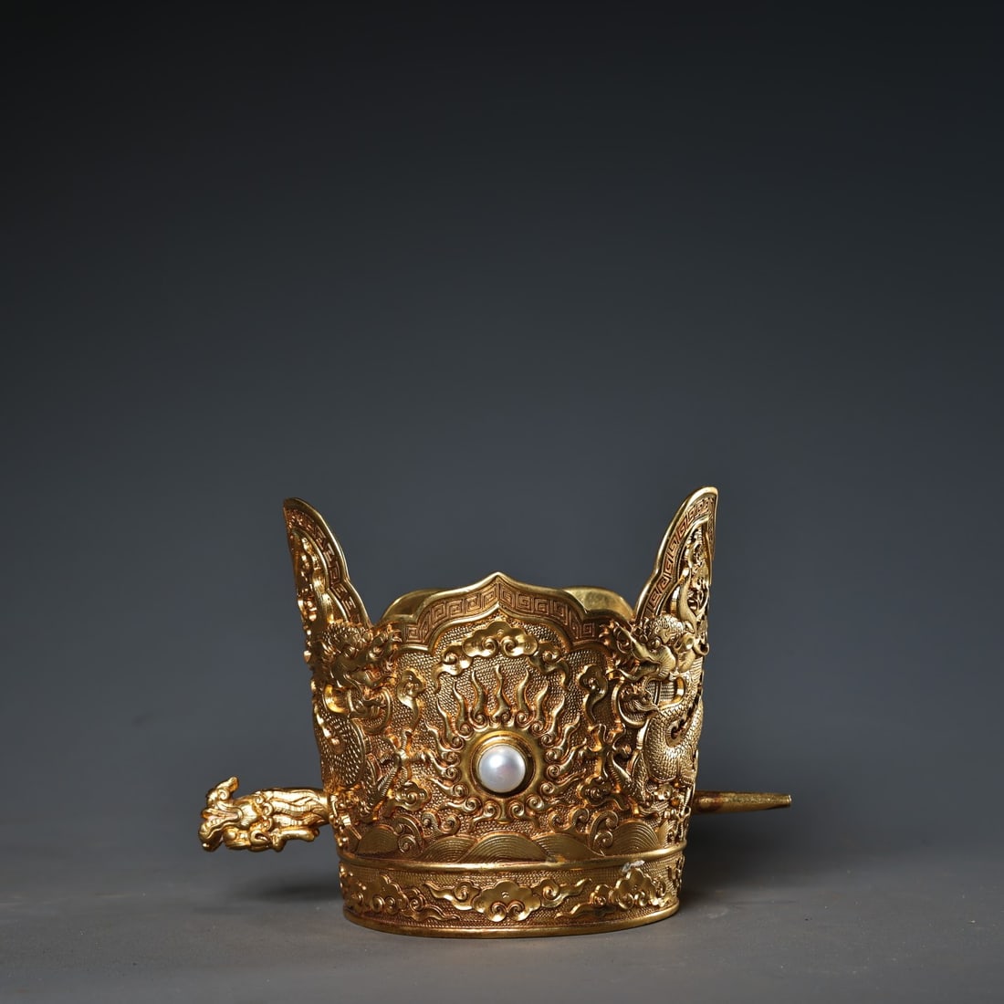 Rare antique pure copper high-relief engraved gilt dragon-inlaid official hat: This rare, old-collection item is a pure copper high-relief engraved and gilded dragon-inlaid official's hat. The craftsmanship is exquisite and the design is beautiful. It weighs 404g, is 9.5cm high 