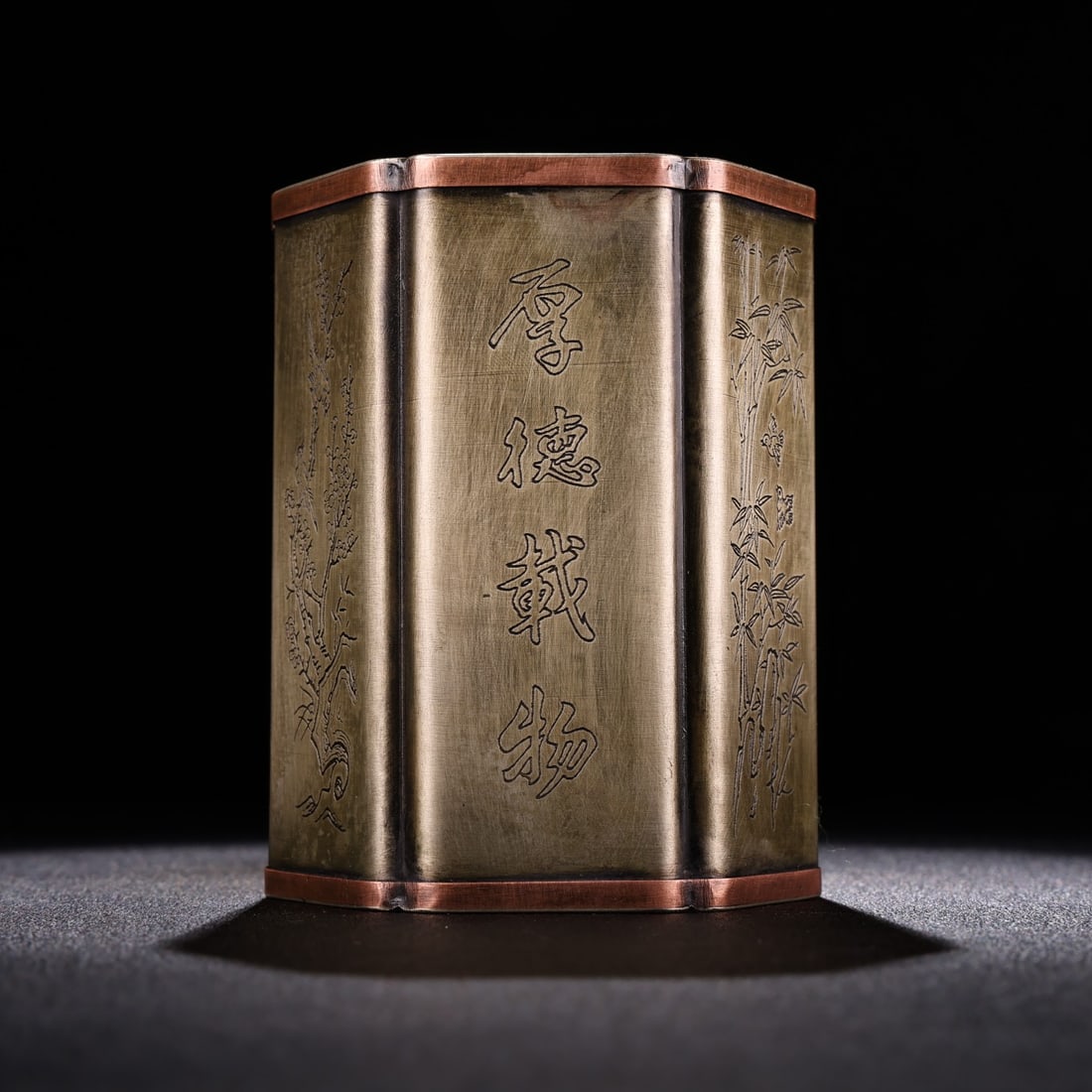 Old Collection Pure Bronze Handmade Hexagonal Flower Pen Holder: Formerly owned pure bronze handmade hexagonal flower-shaped pen holder, in excellent condition with exquisite craftsmanship and unique design. Weighs 449 grams, 10 cm high and 7 cm wide. Thank you for