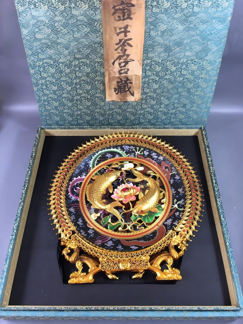 A Qing Dynasty silver-gilt dragon and phoenix pattern plate inlaid with the auspicious phrase "May: A Qing Dynasty silver-gilt dragon and phoenix patterned plate with an inlaid design symbolizing abundance year after year, measuring 32x33cm. Thank you for viewing our auction and we look forward to s